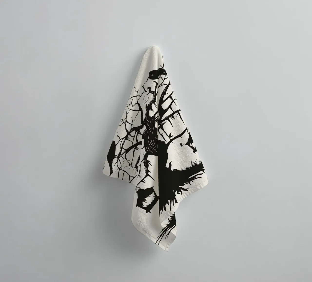 Albero mistico con corvi e lanterne asciugamano da bagno da pixelbull - medieval art and more