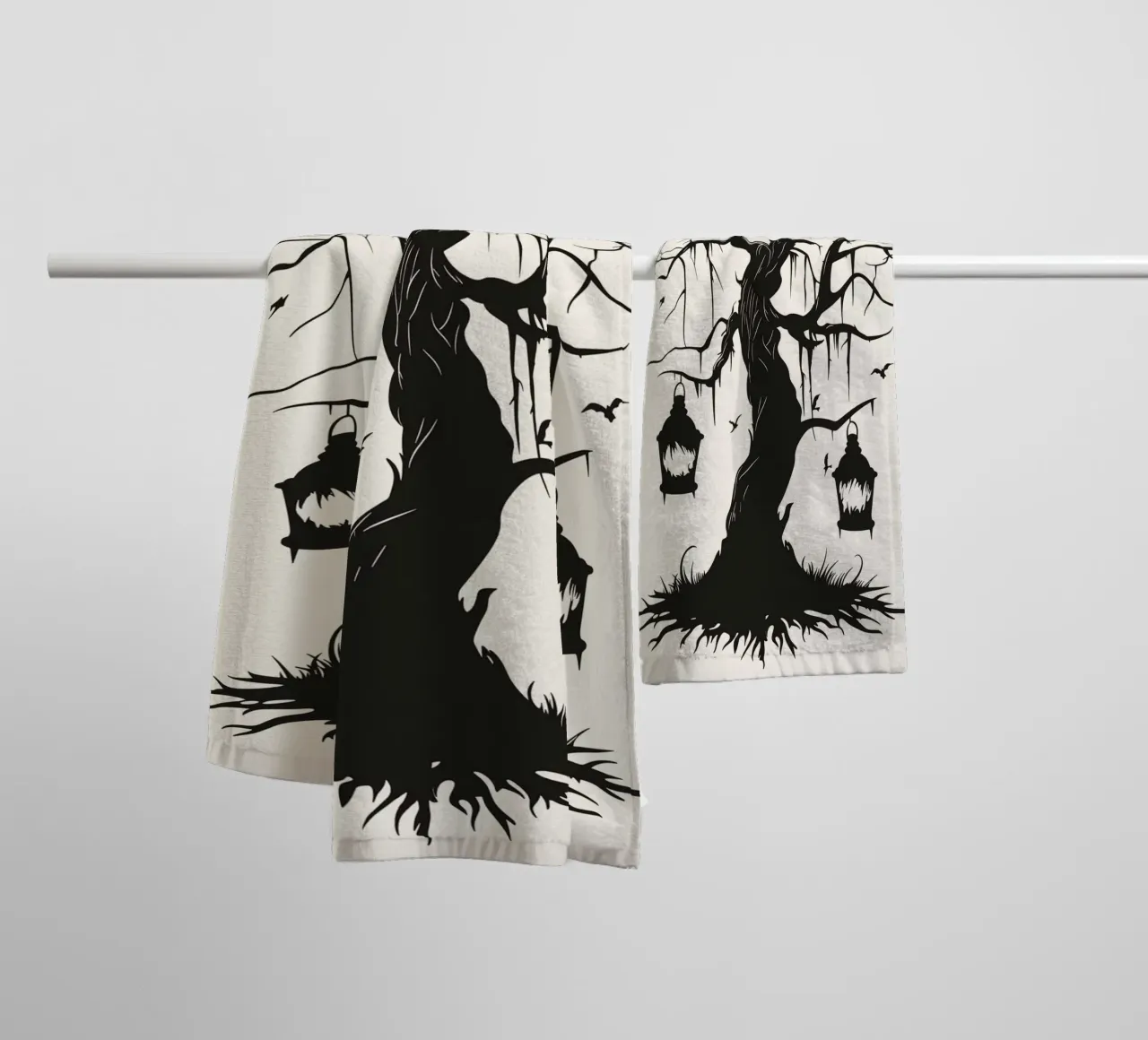 Albero mistico con corvi e lanterne asciugamano da bagno da pixelbull - medieval art and more