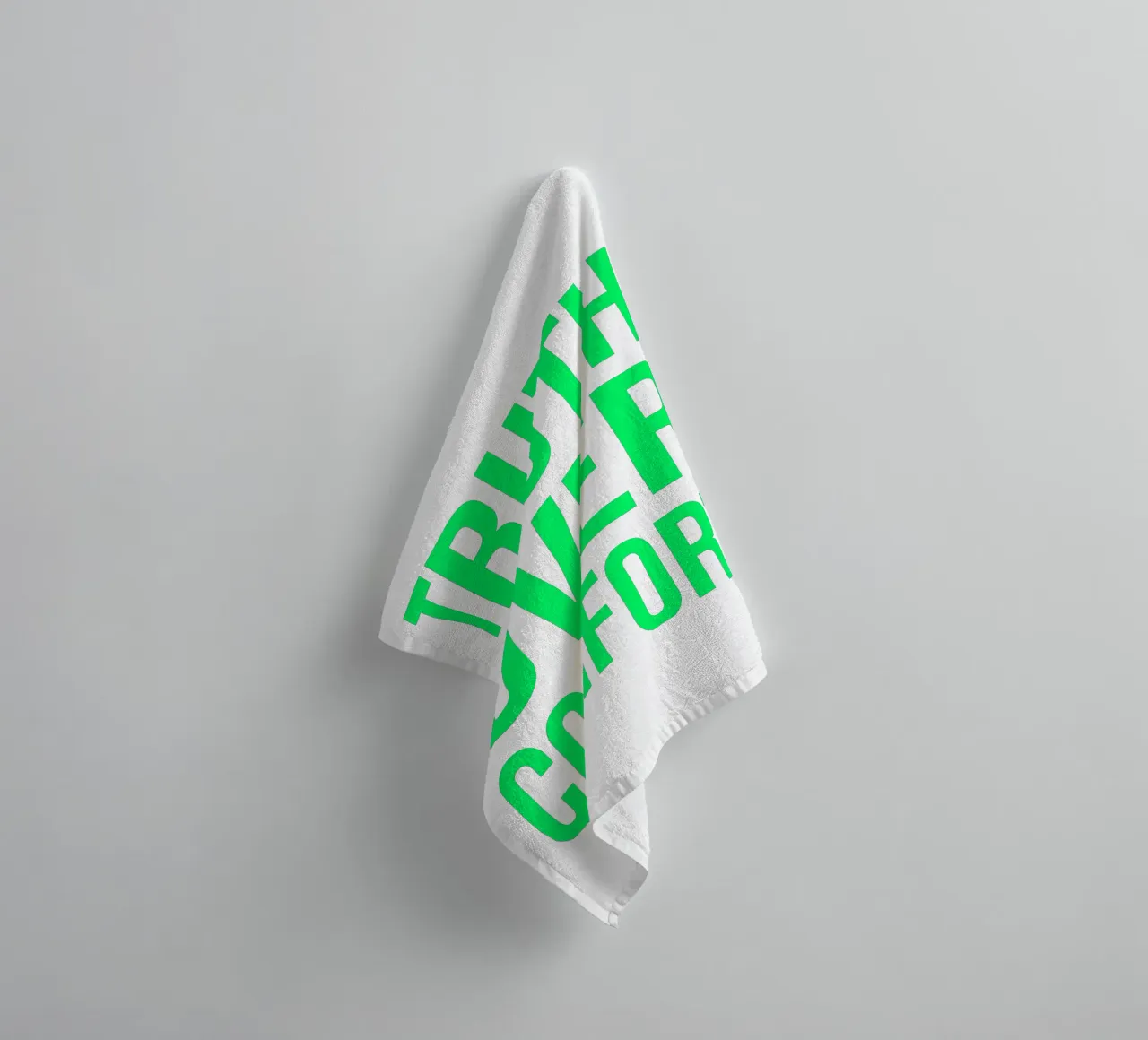 OVER series- bold letters, brave values (5 colors) asciugamano da bagno da FRICKE DESIGN