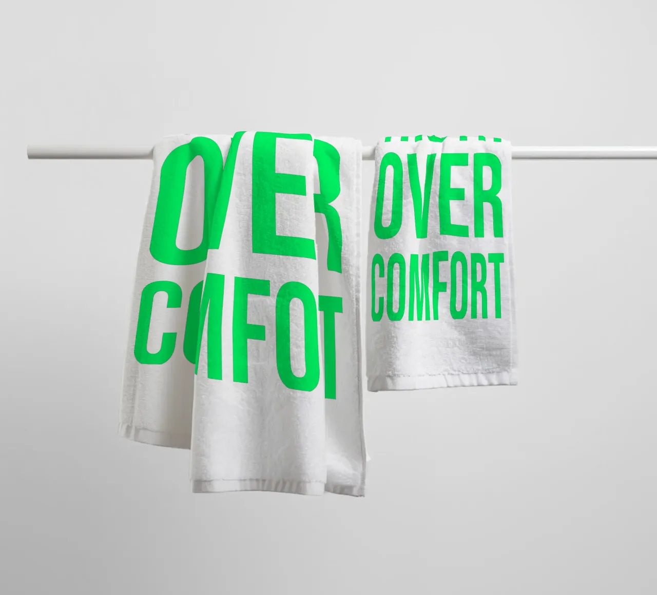 OVER series- bold letters, brave values (5 colors) asciugamano da bagno da FRICKE DESIGN