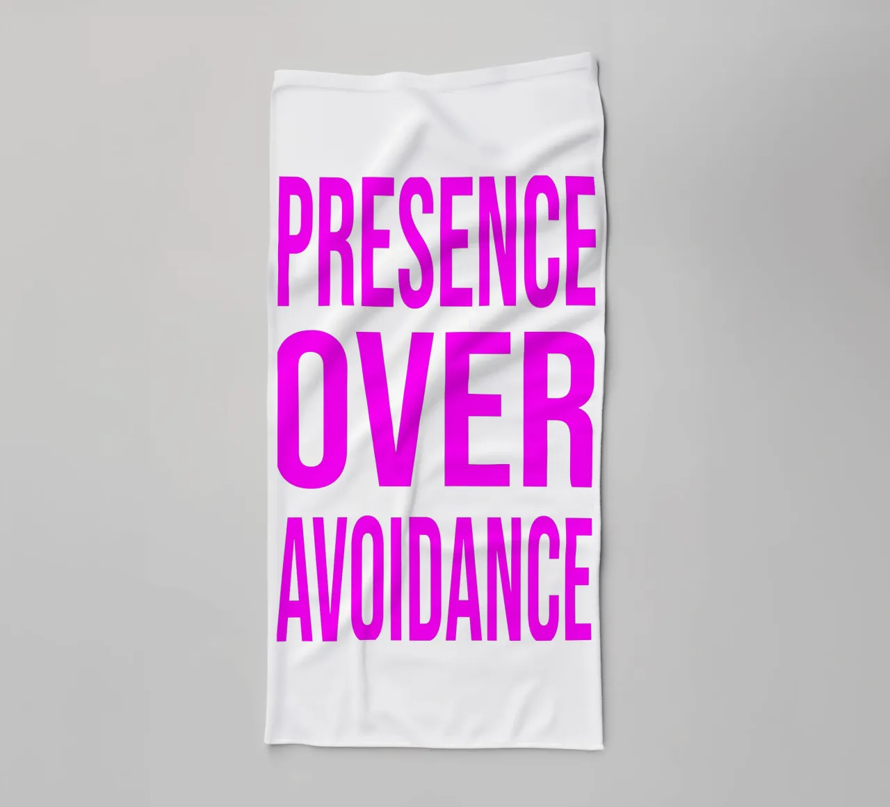 OVER series- bold letters, brave values (5 colors) asciugamano da bagno da FRICKE DESIGN