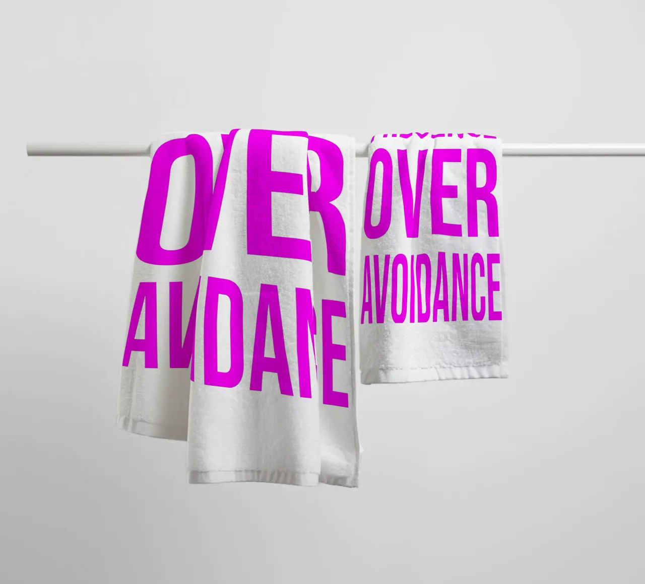 OVER series- bold letters, brave values (5 colors) asciugamano da bagno da FRICKE DESIGN