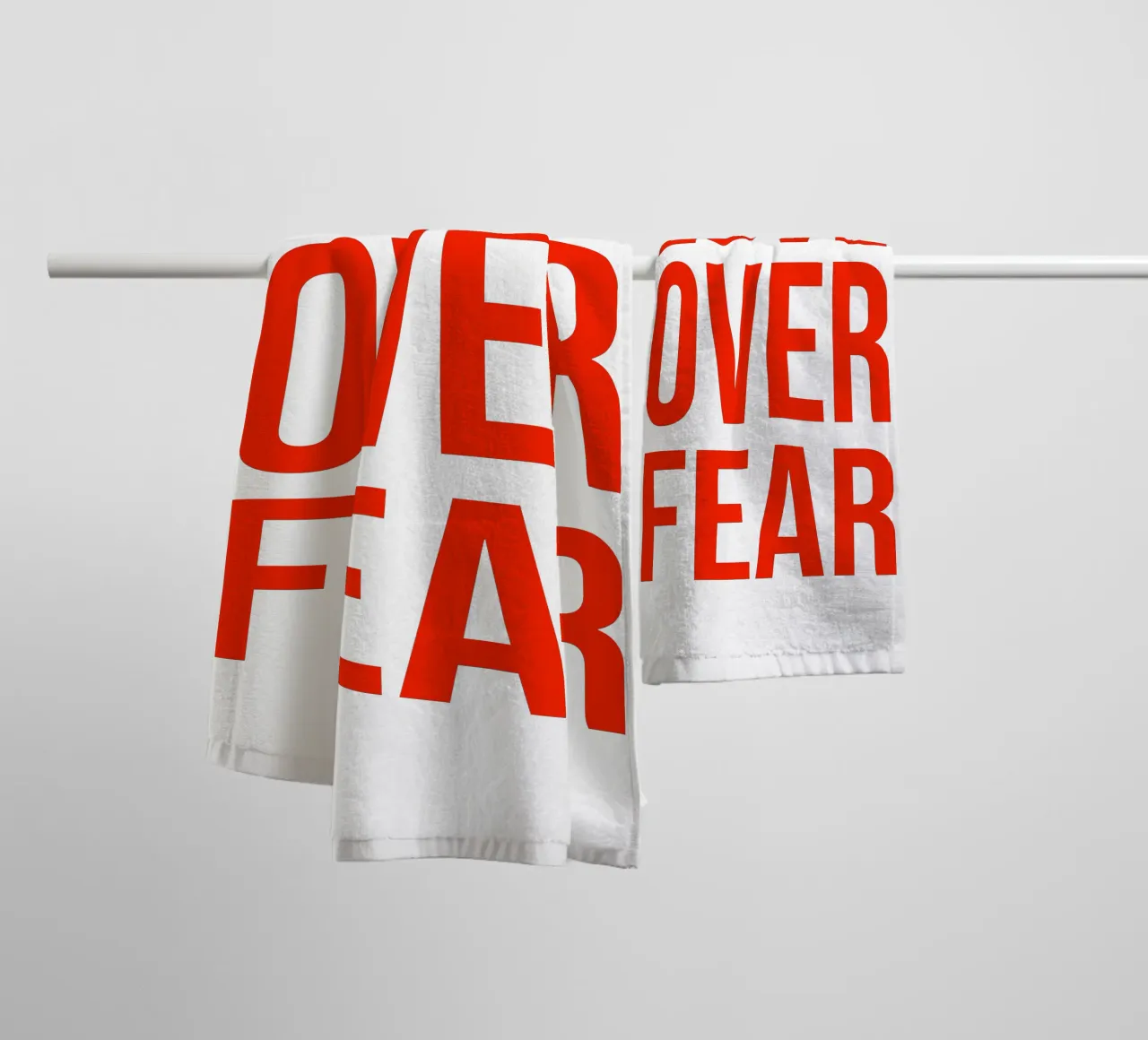 OVER series- bold letters, brave values (5 colors) asciugamano da bagno da FRICKE DESIGN
