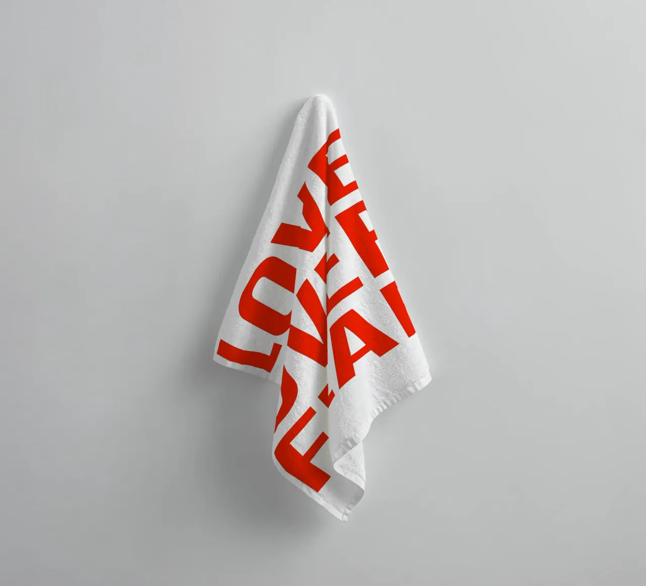 OVER series- bold letters, brave values (5 colors) asciugamano da bagno da FRICKE DESIGN