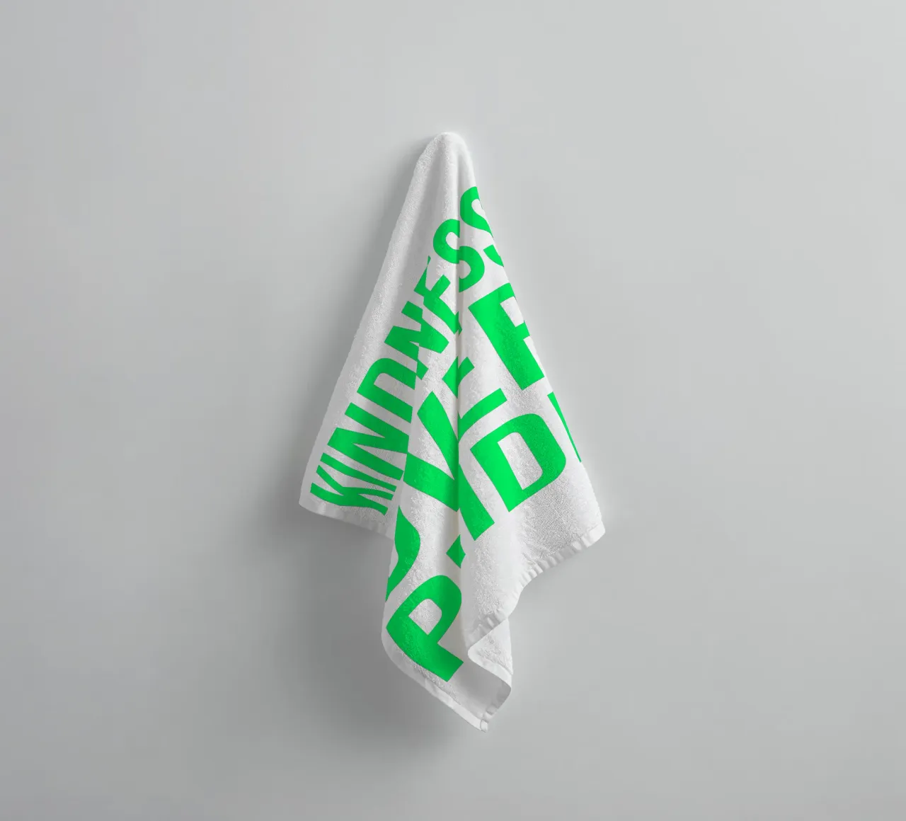 OVER series- bold letters, brave values (5 colors) asciugamano da bagno da FRICKE DESIGN