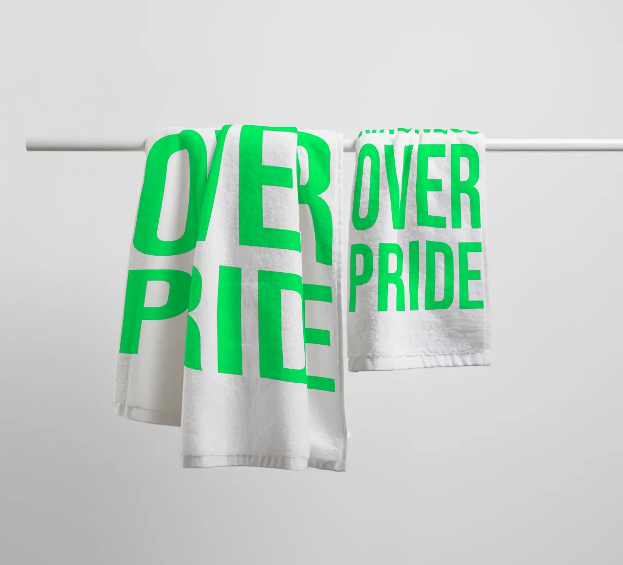 OVER series- bold letters, brave values (5 colors) asciugamano da bagno da FRICKE DESIGN