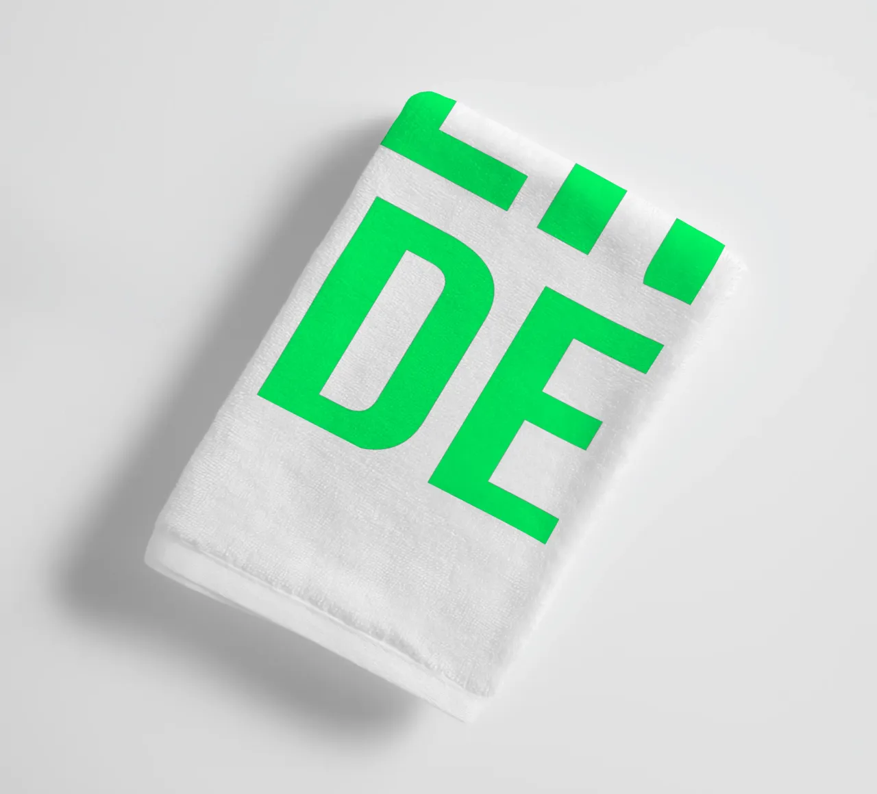 OVER series- bold letters, brave values (5 colors) asciugamano da bagno da FRICKE DESIGN