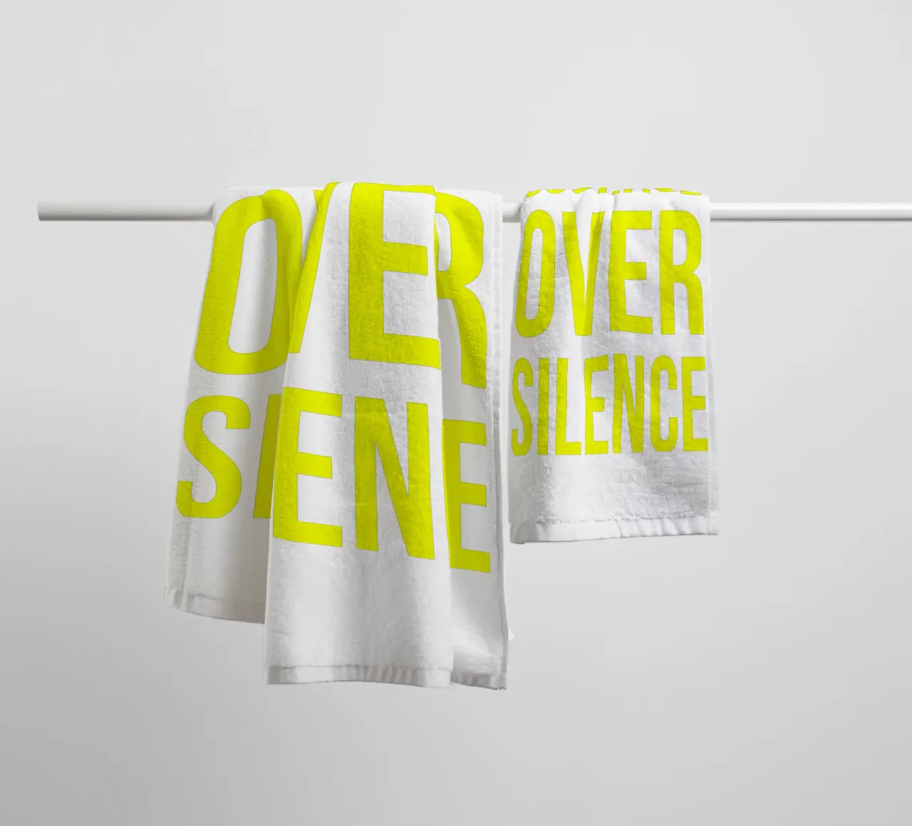OVER series- bold letters, brave values (5 colors) asciugamano da bagno da FRICKE DESIGN