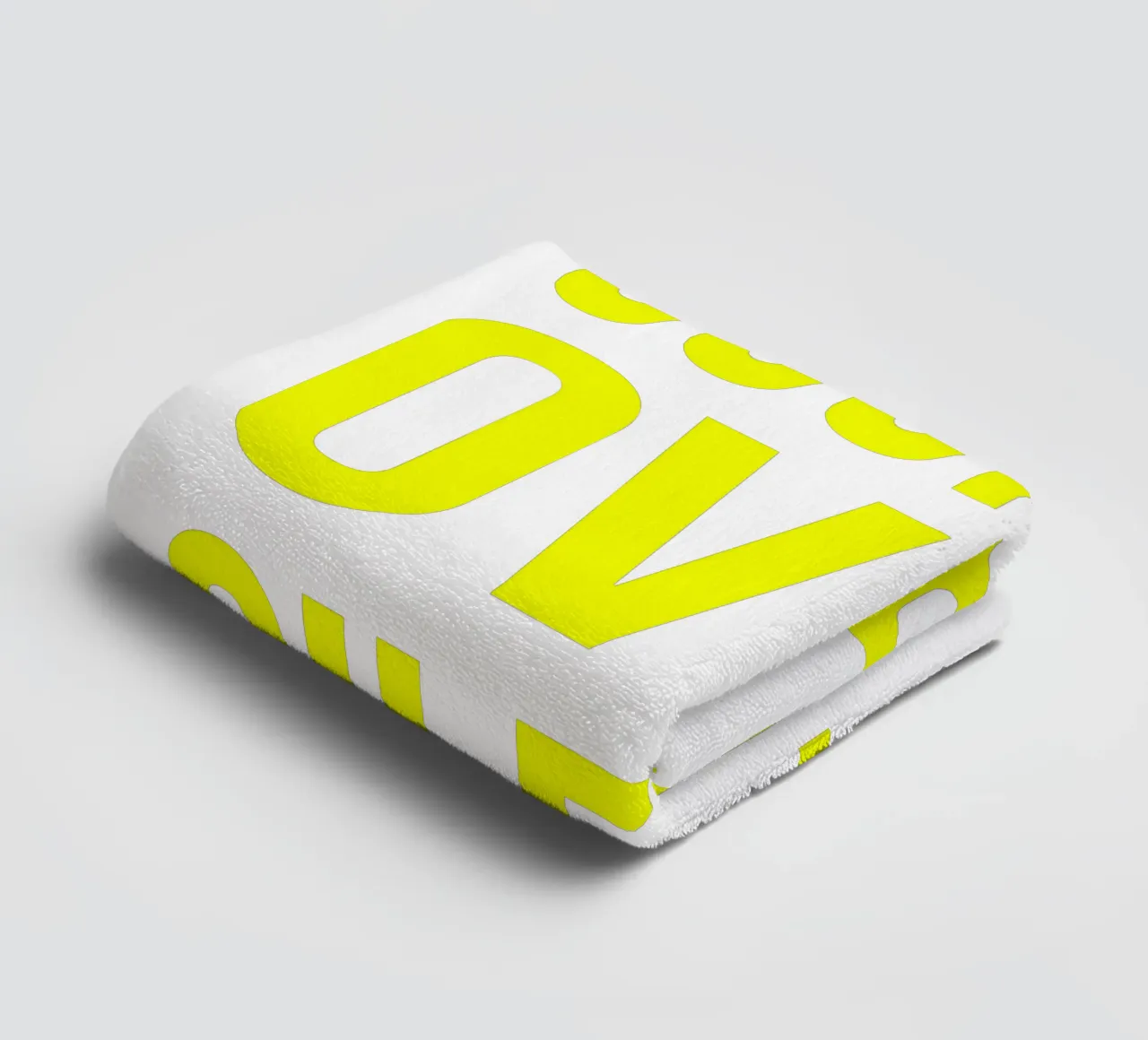 OVER series- bold letters, brave values (5 colors) asciugamano da bagno da FRICKE DESIGN