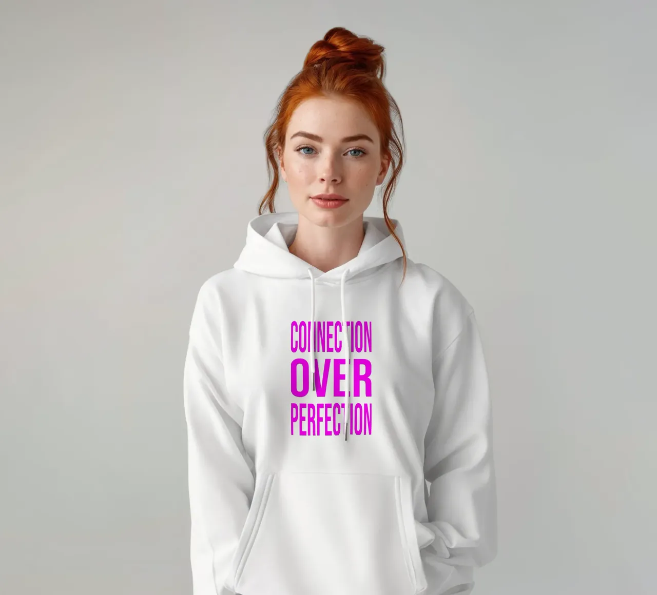 OVER series- bold letters, brave values (5 colors) felpa con cappuccio da FRICKE DESIGN