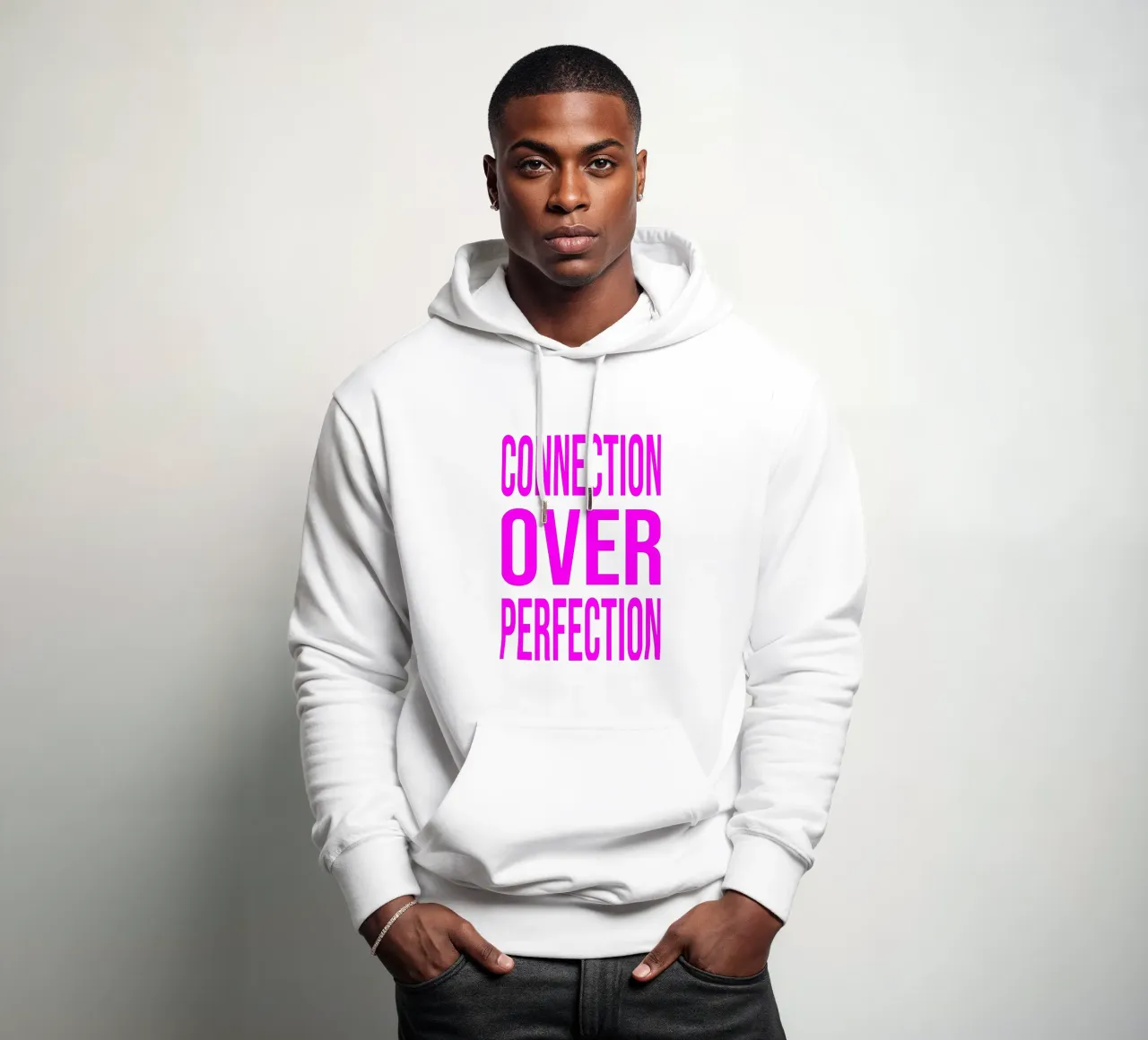 OVER series- bold letters, brave values (5 colors) felpa con cappuccio da FRICKE DESIGN