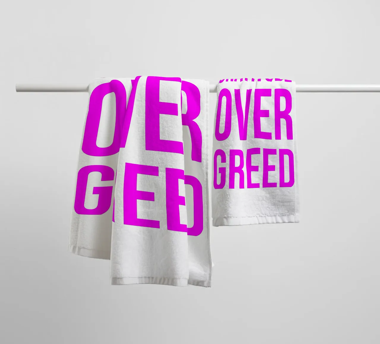 OVER series- bold letters, brave values (5 colors) asciugamano da bagno da FRICKE DESIGN