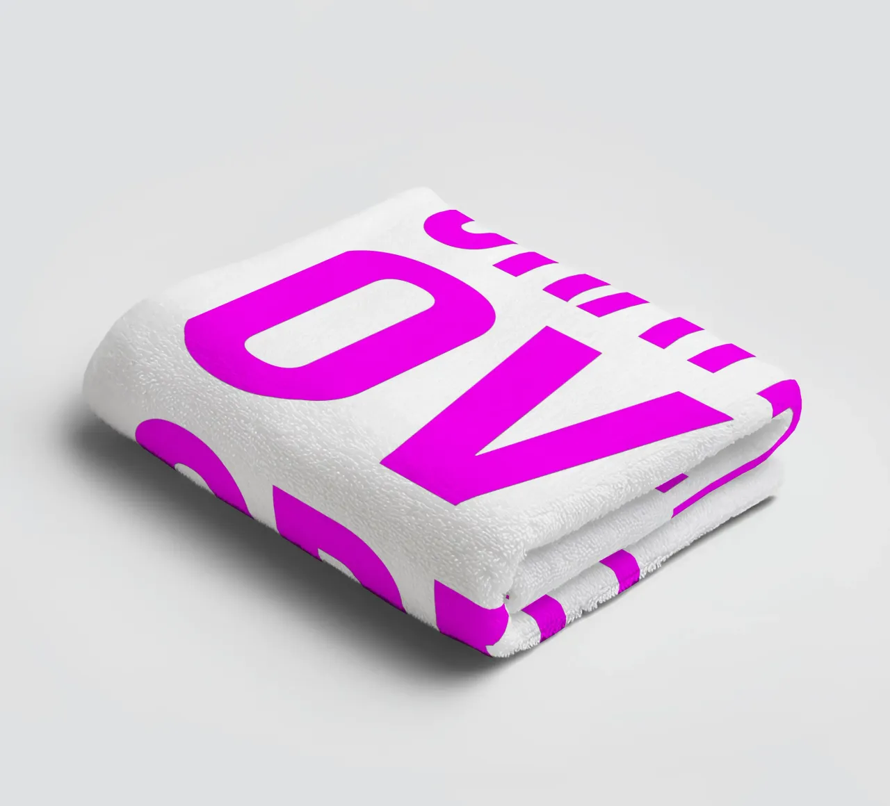 OVER series- bold letters, brave values (5 colors) asciugamano da bagno da FRICKE DESIGN