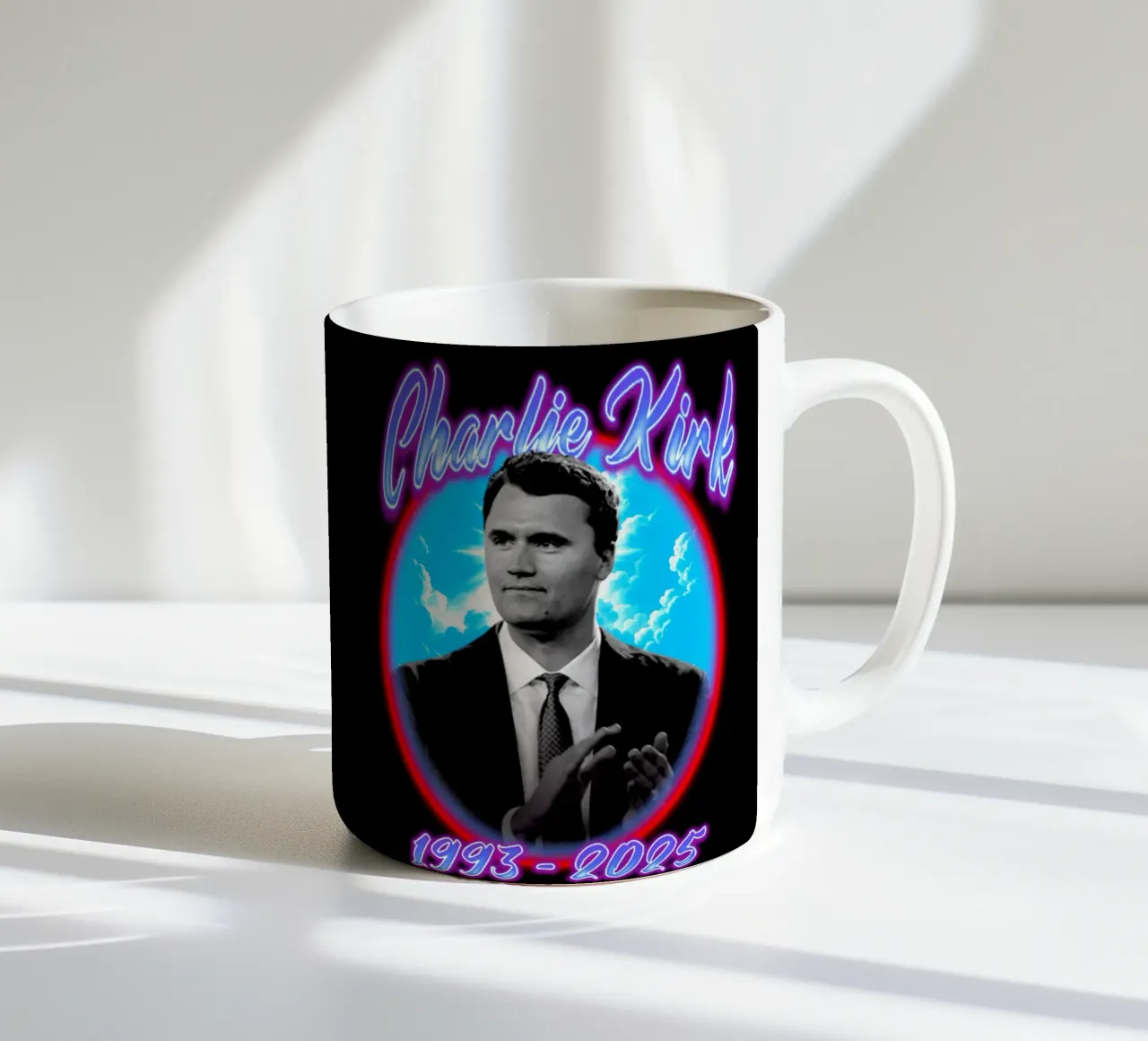 Charlie Kirk - Stile retrò tazza in ceramica da grass.studio_