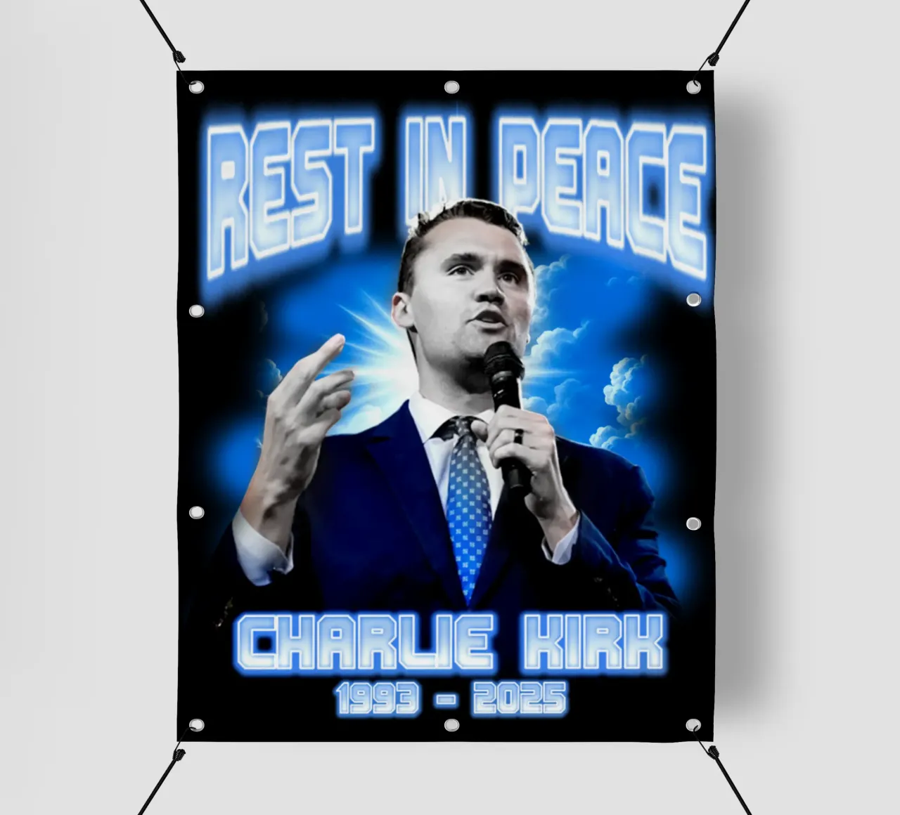 Riposa in pace - Charlie Kirk telo in pvc da grass.studio_