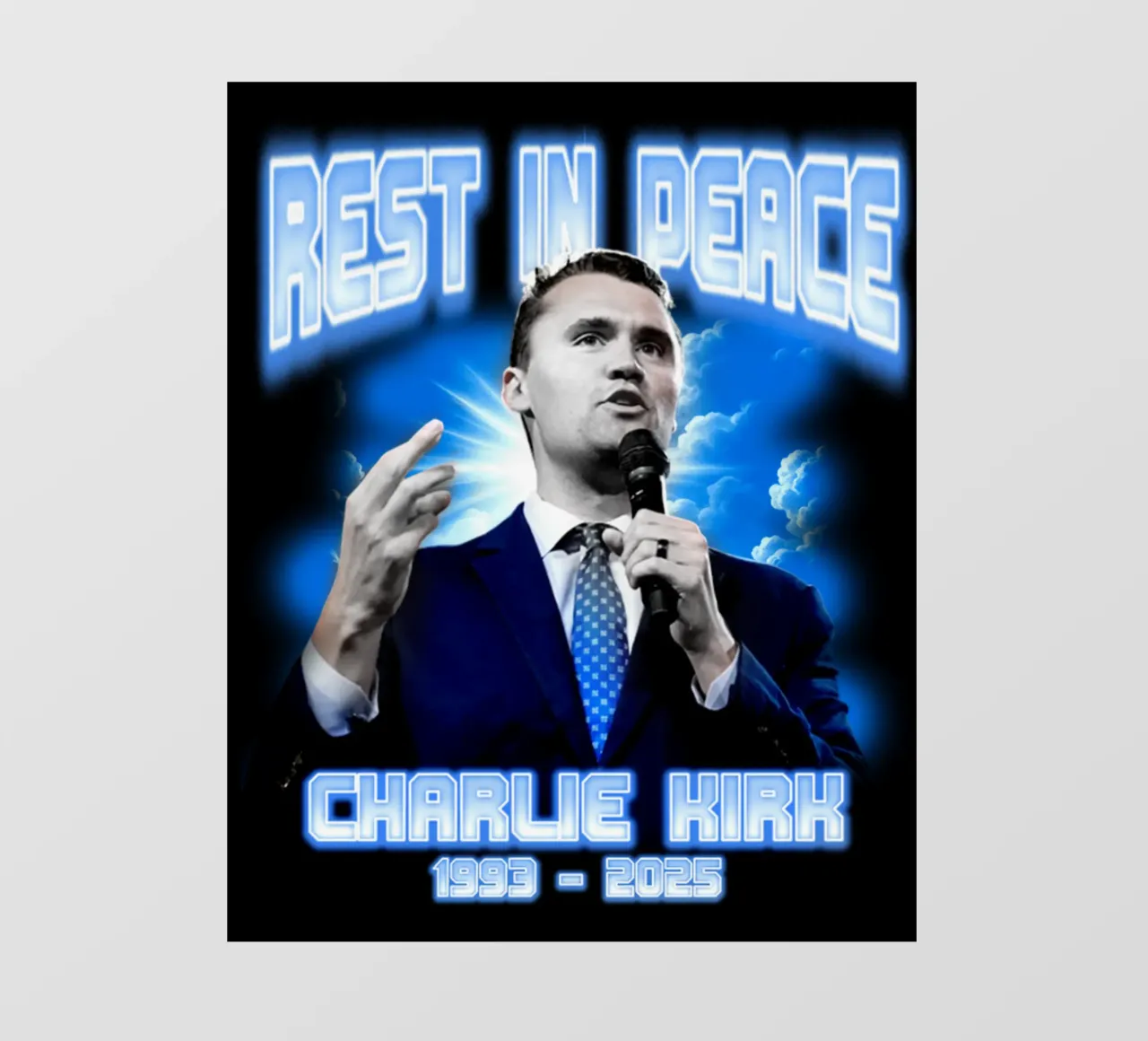 Riposa in pace - Charlie Kirk telo in pvc da grass.studio_