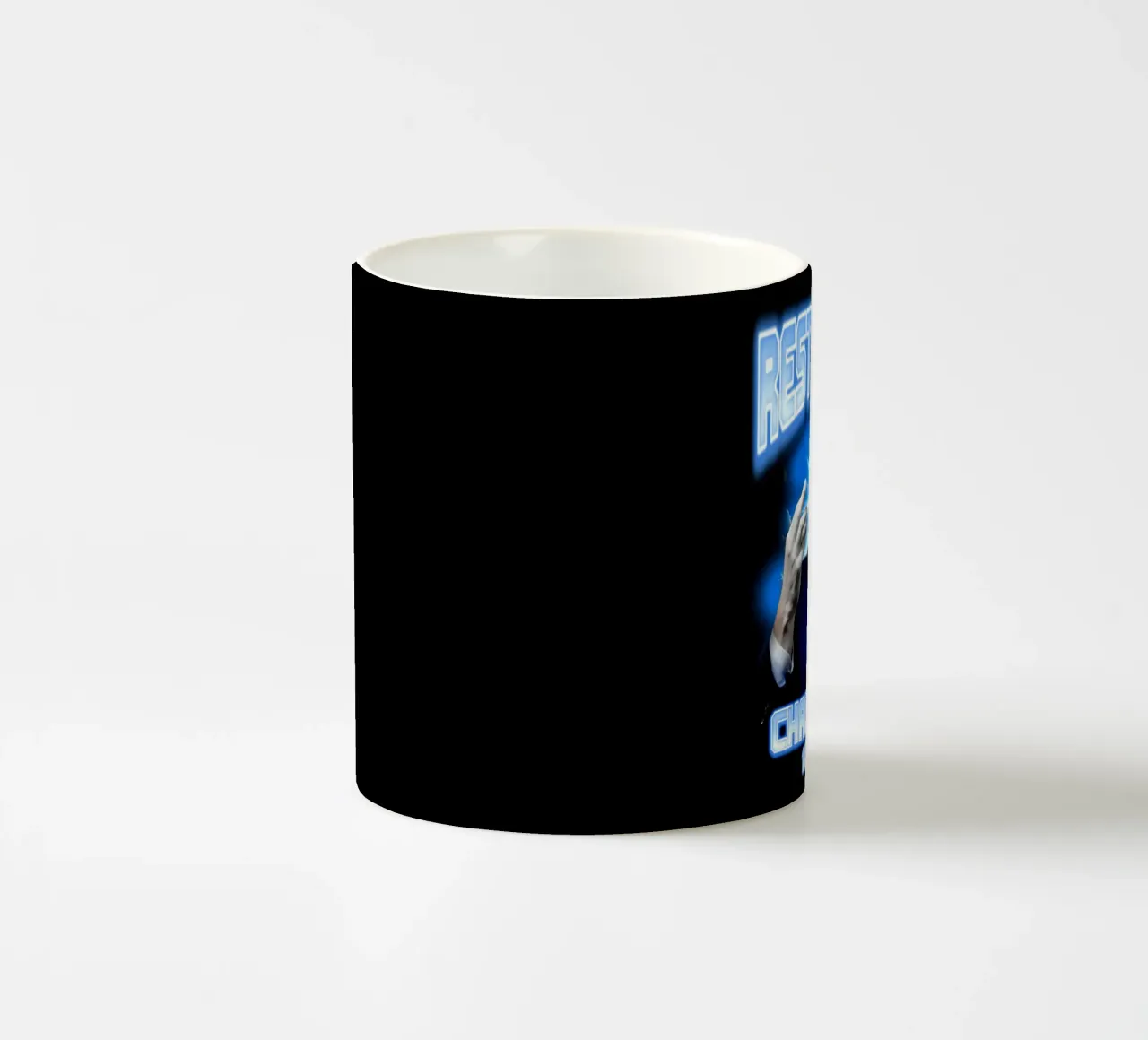 Riposa in pace - Charlie Kirk tazza in ceramica da grass.studio_