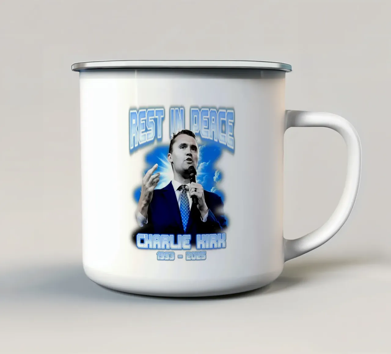 Riposa in pace - Charlie Kirk tazza in smalto da grass.studio_