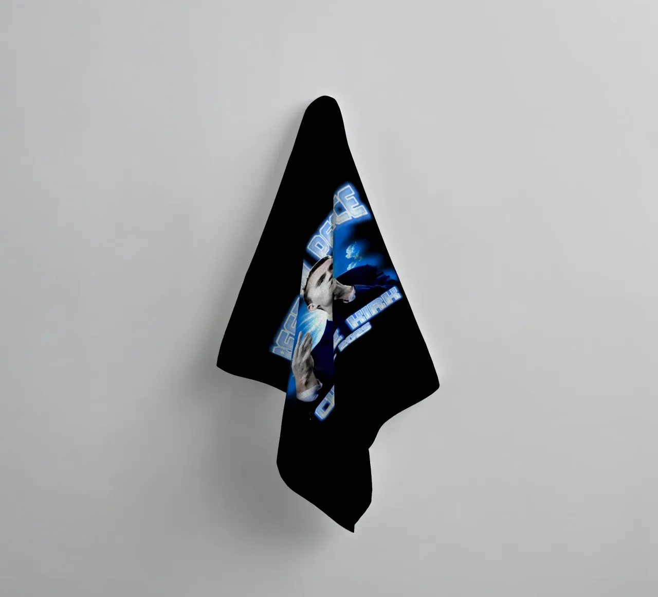Rust in vrede - Charlie kirk badhanddoek van grass.studio_