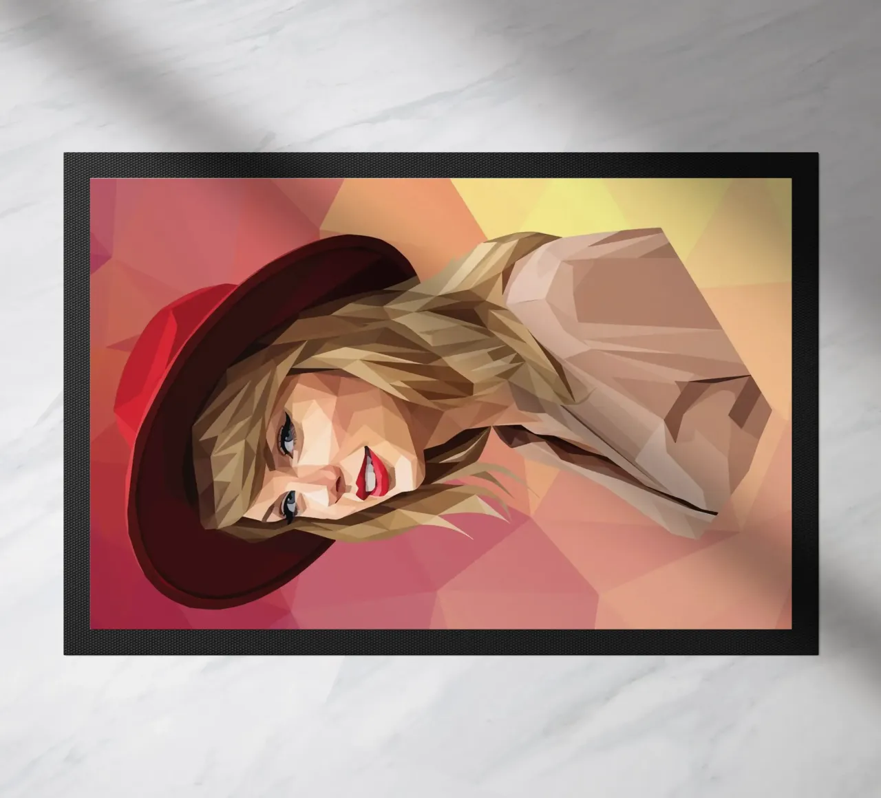 Taylor Swift con cappello rosso Low poly zerbino da Low Profile