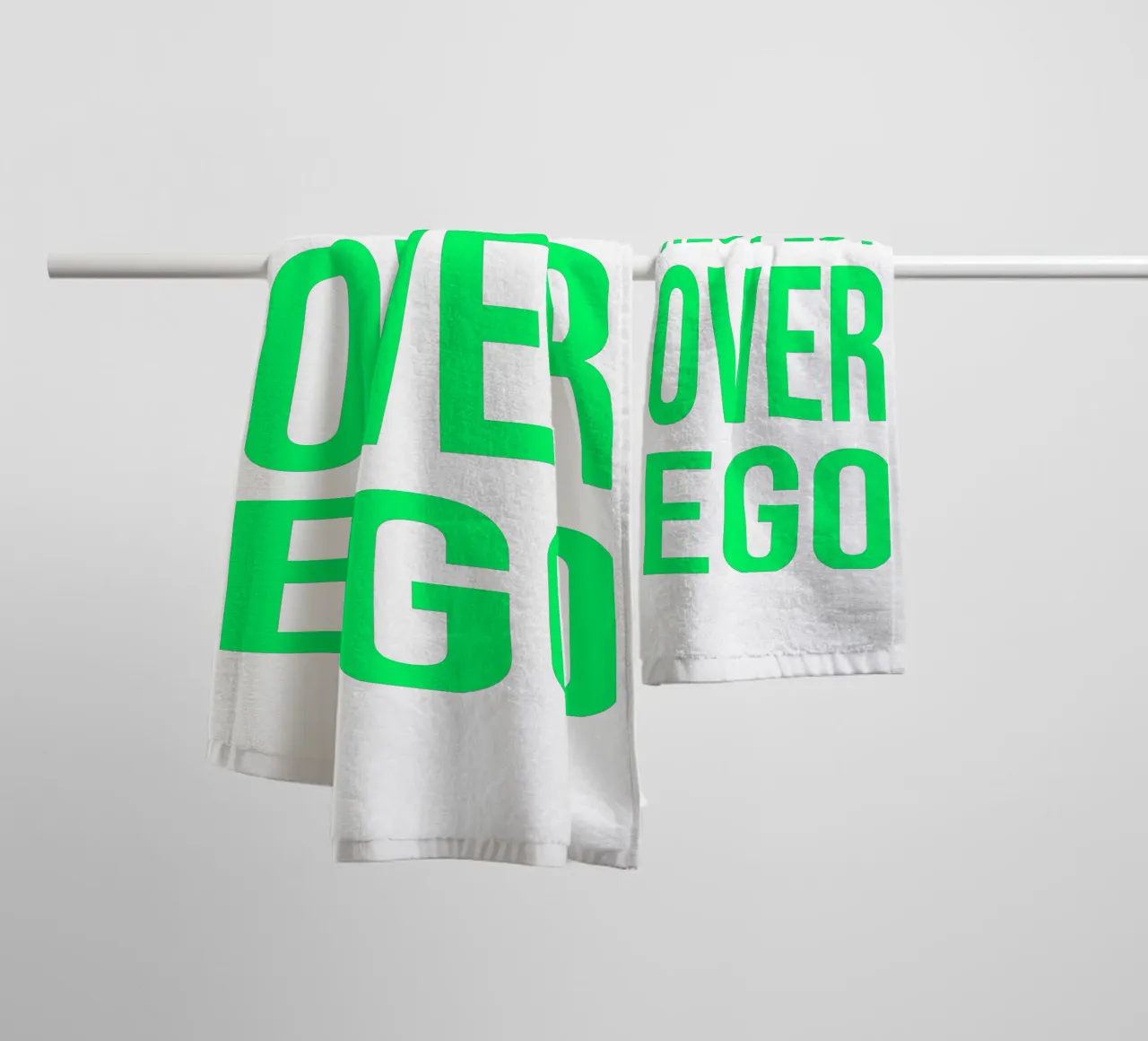 OVER series- bold letters, brave values (5 colors) asciugamano da bagno da FRICKE DESIGN