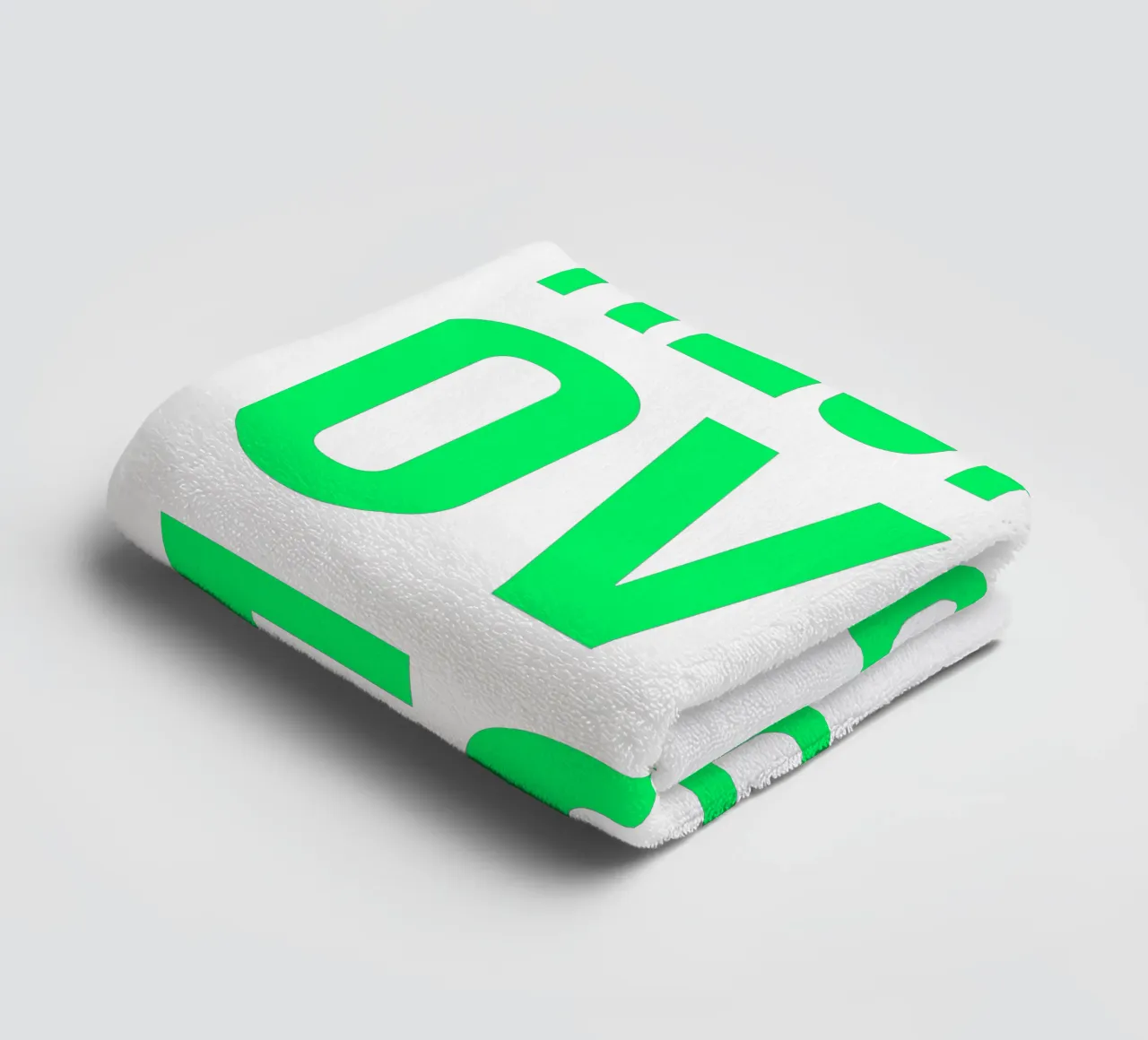 OVER series- bold letters, brave values (5 colors) asciugamano da bagno da FRICKE DESIGN