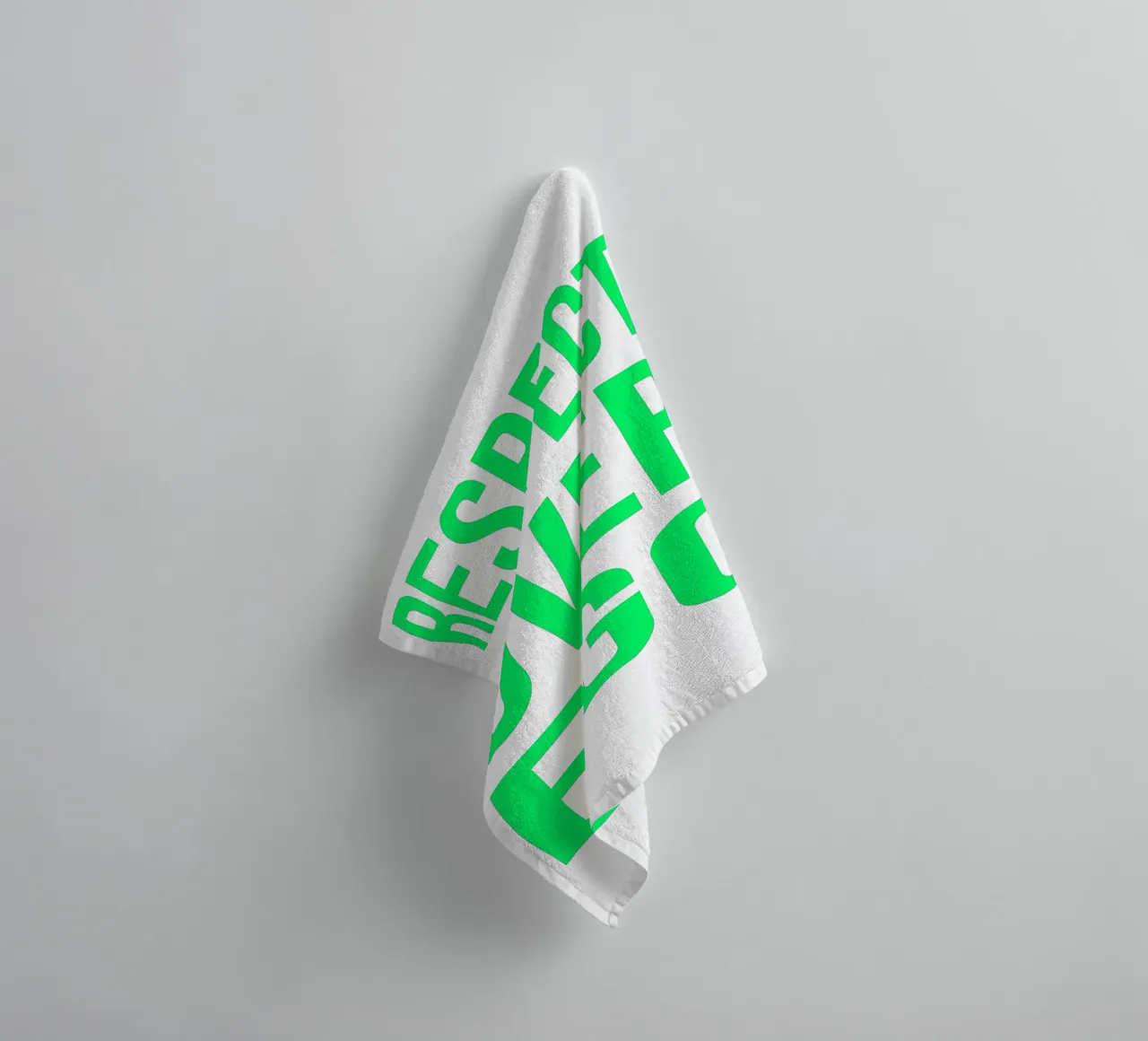 OVER series- bold letters, brave values (5 colors) asciugamano da bagno da FRICKE DESIGN