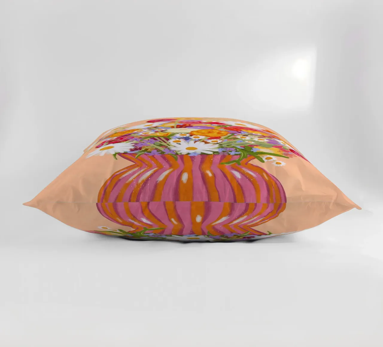 Fiori in vaso a strisce cuscino da Illustration Raissa Oltmanns