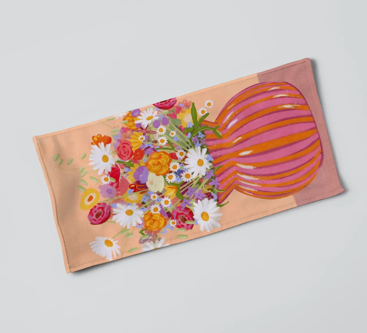 Fiori in vaso a strisce asciugamano da bagno da Illustration Raissa Oltmanns