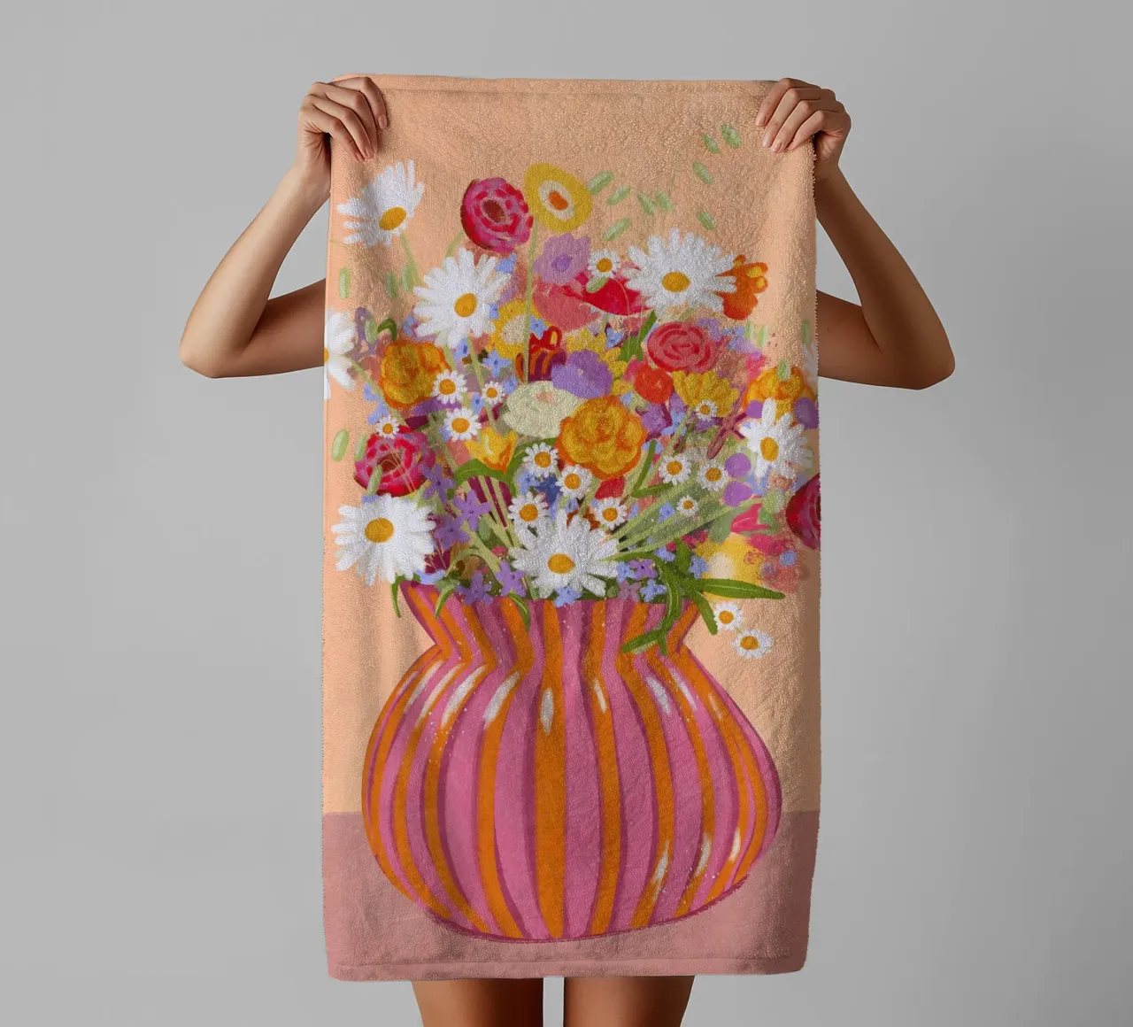 Fiori in vaso a strisce asciugamano da bagno da Illustration Raissa Oltmanns