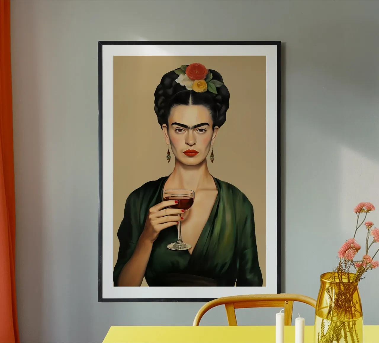 Frida con bicchiere di vino poster con telaio in alluminio da Carinaprint