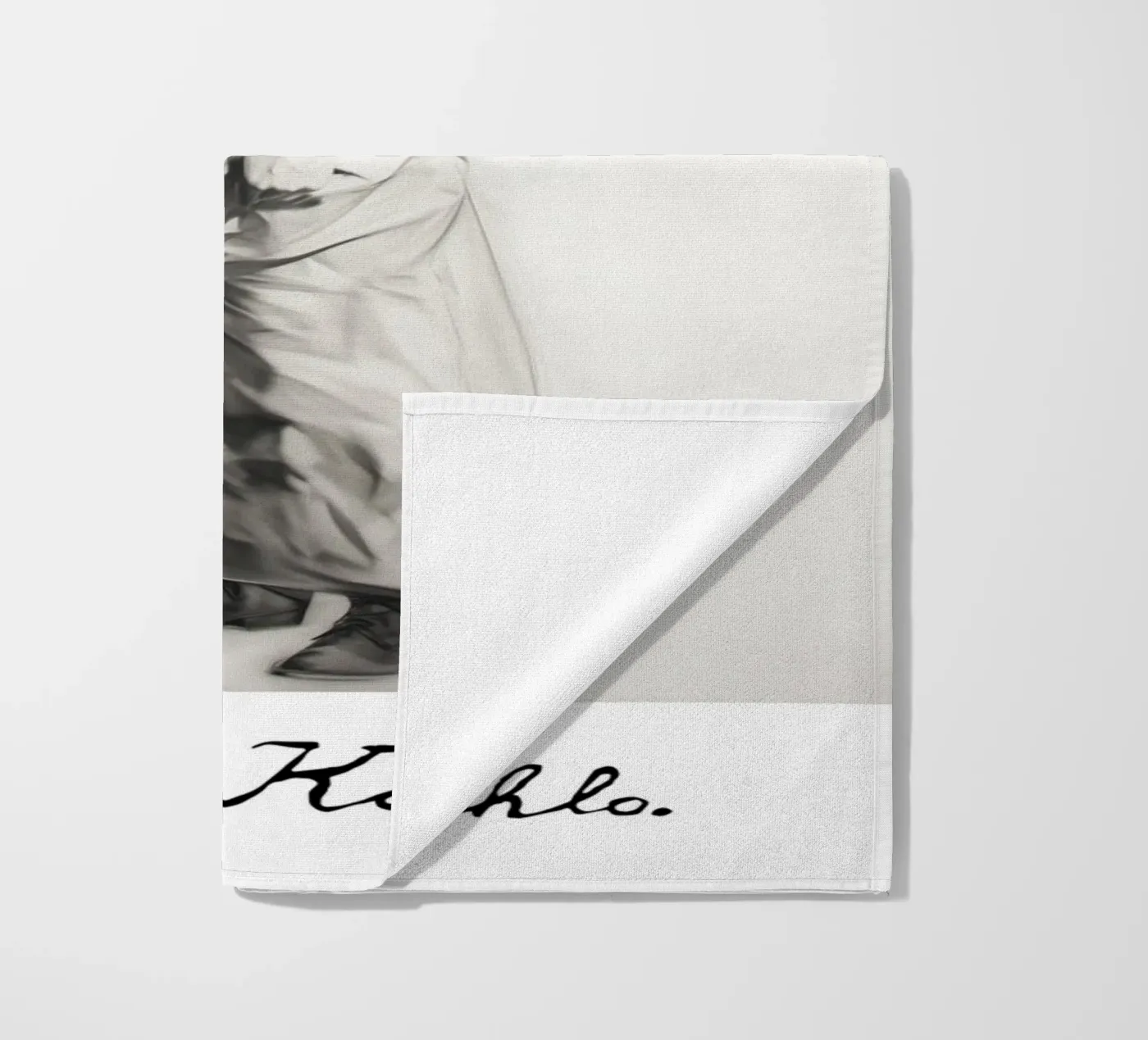 Frida Expression and strength Strandtuch von Carinaprint