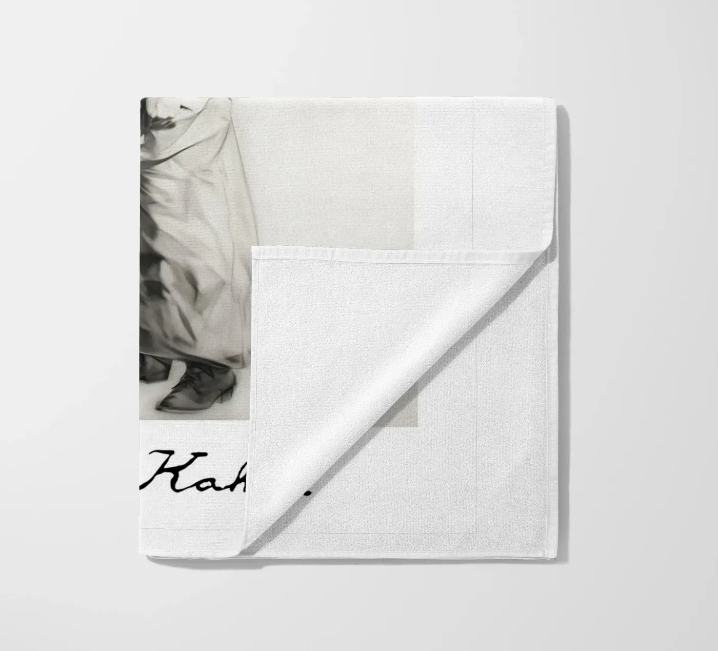 Frida Expression and strength Strandtuch von Carinaprint