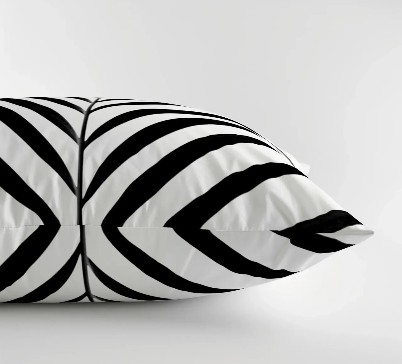 minimal PALM leaf - black & white edition cuscino da Studio Nahili