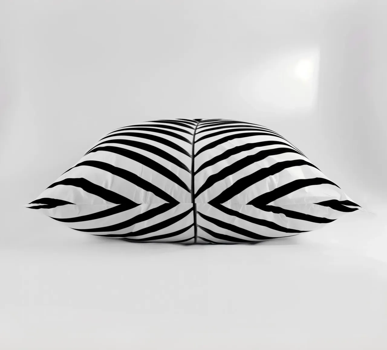 minimal PALM leaf - black & white edition cuscino da Studio Nahili