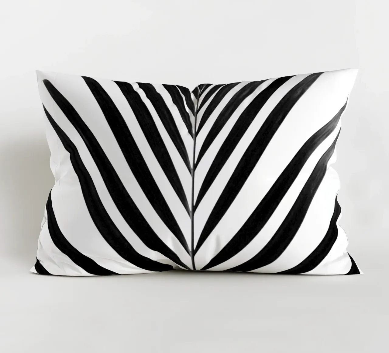 minimal PALM leaf - black & white edition cuscino da Studio Nahili