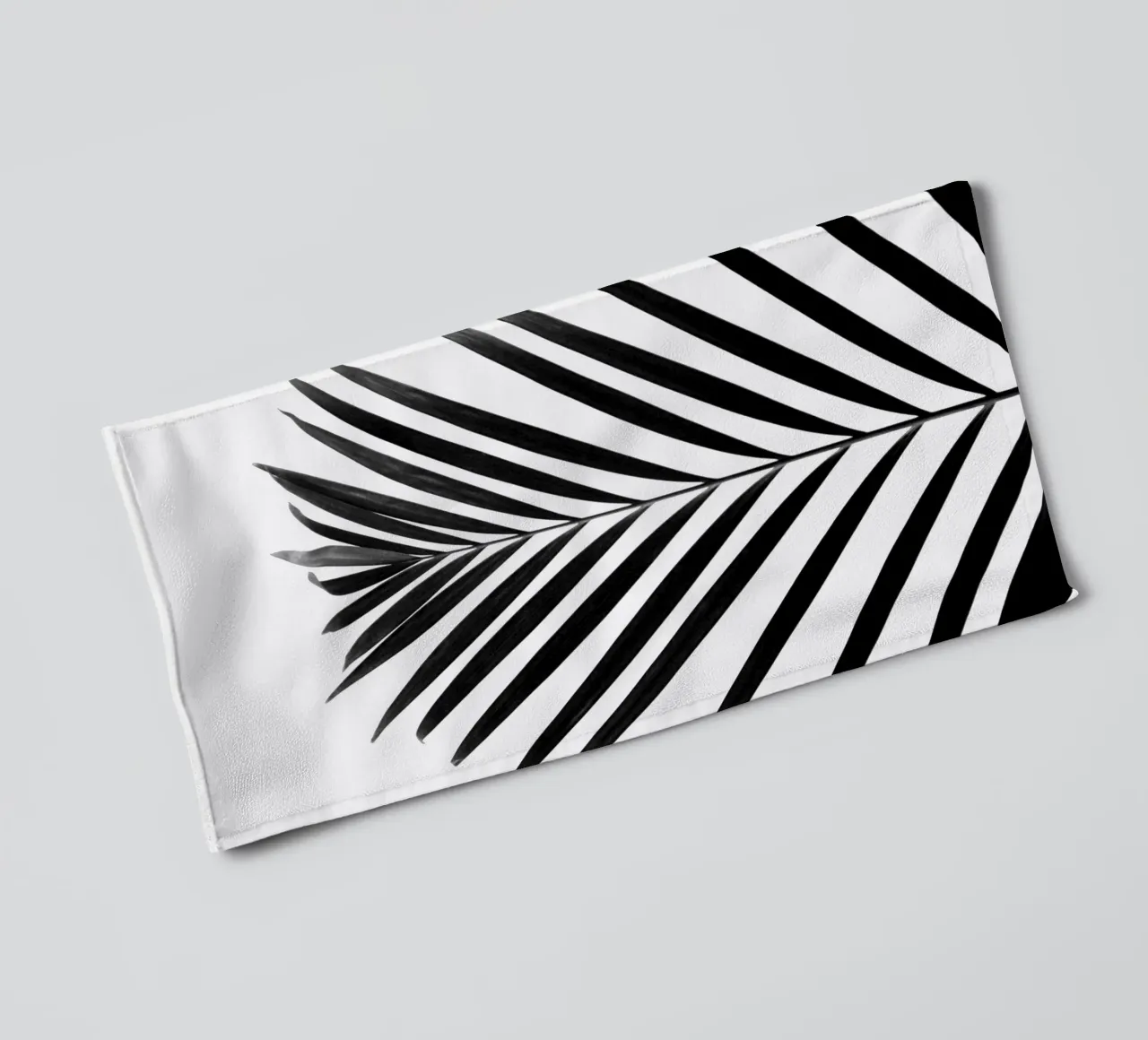 minimal PALM leaf - black & white edition asciugamano da bagno da Studio Nahili