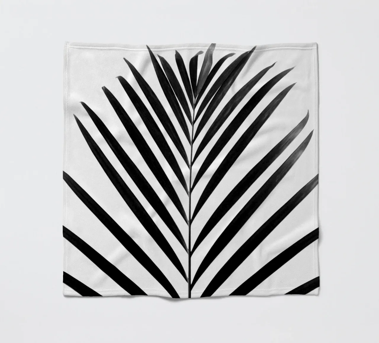 minimal PALM leaf - black & white edition coperta in pile da Studio Nahili