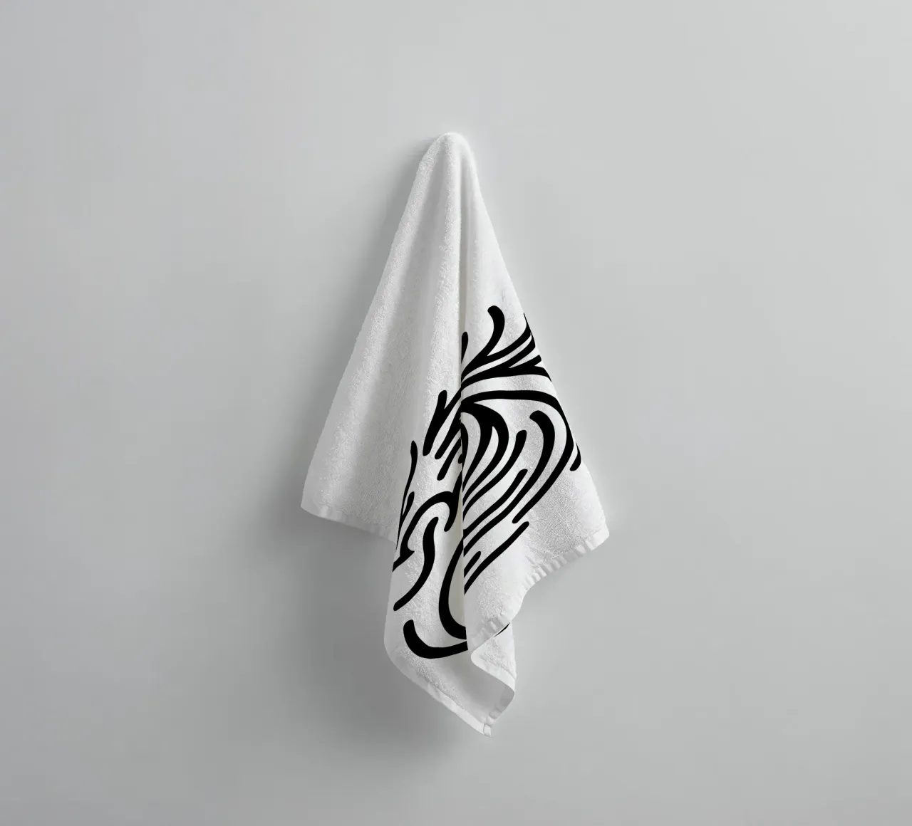 drago sputafuoco - l'energia in una semplice forma d'arte asciugamano da bagno da Bold & Simple
