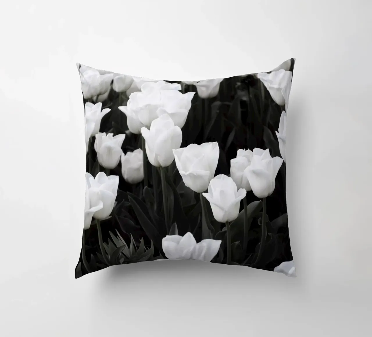 tulipano bianco paradiso di primavera cuscino da Studio Nahili