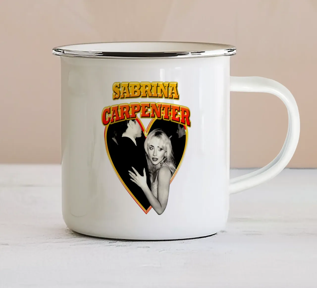 Amore vintage - Sabrina Carpenter Pop tazza in smalto da igoshdesigns
