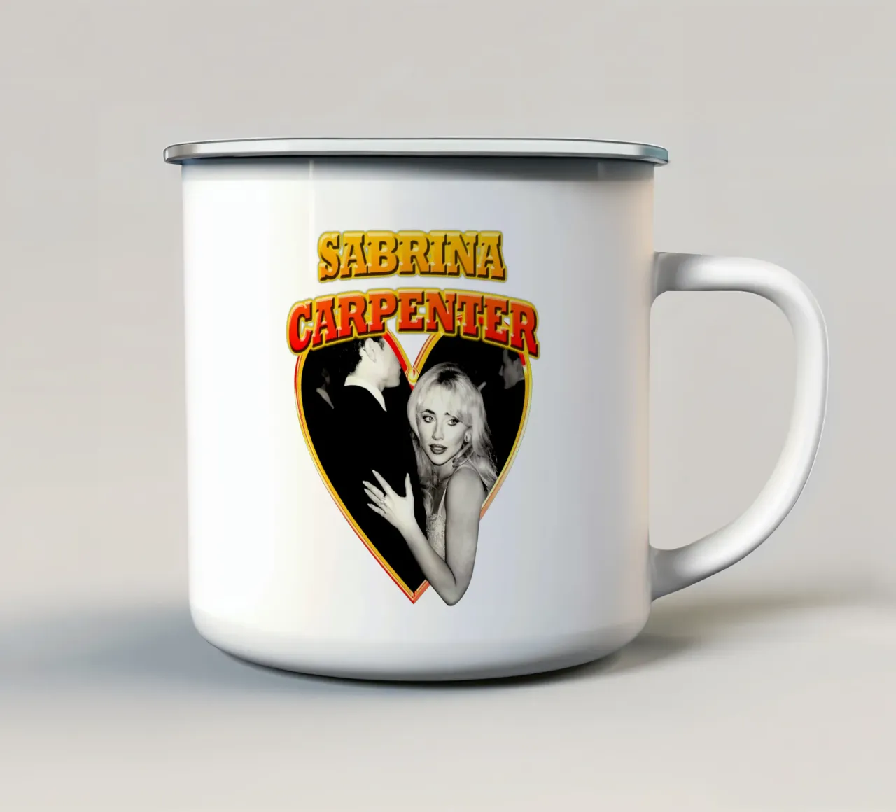 Amore vintage - Sabrina Carpenter Pop tazza in smalto da igoshdesigns
