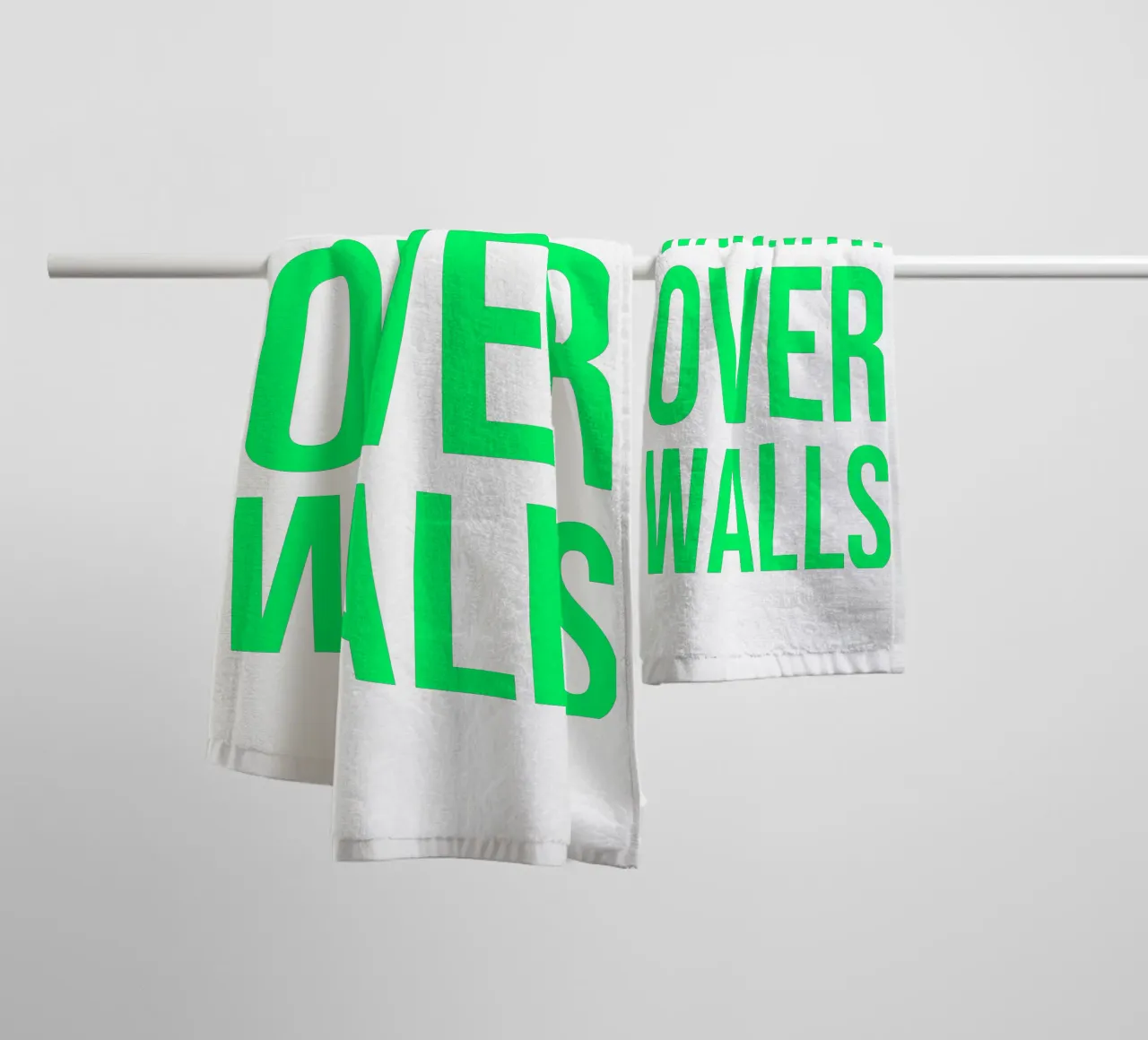 OVER series- bold letters, brave values (5 colors) asciugamano da bagno da FRICKE DESIGN