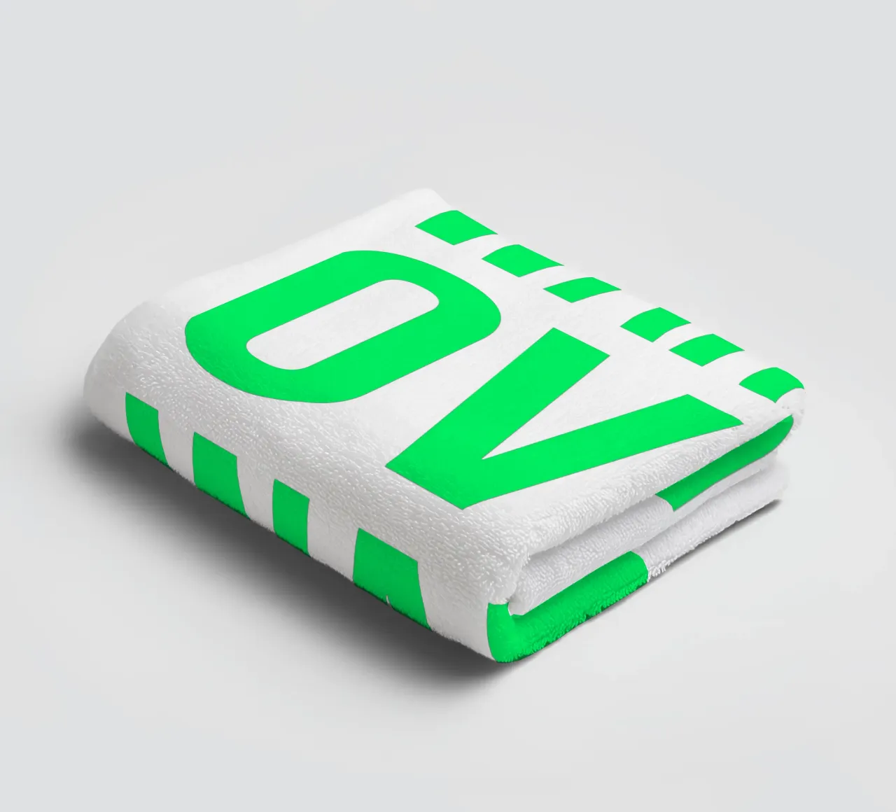 OVER series- bold letters, brave values (5 colors) asciugamano da bagno da FRICKE DESIGN