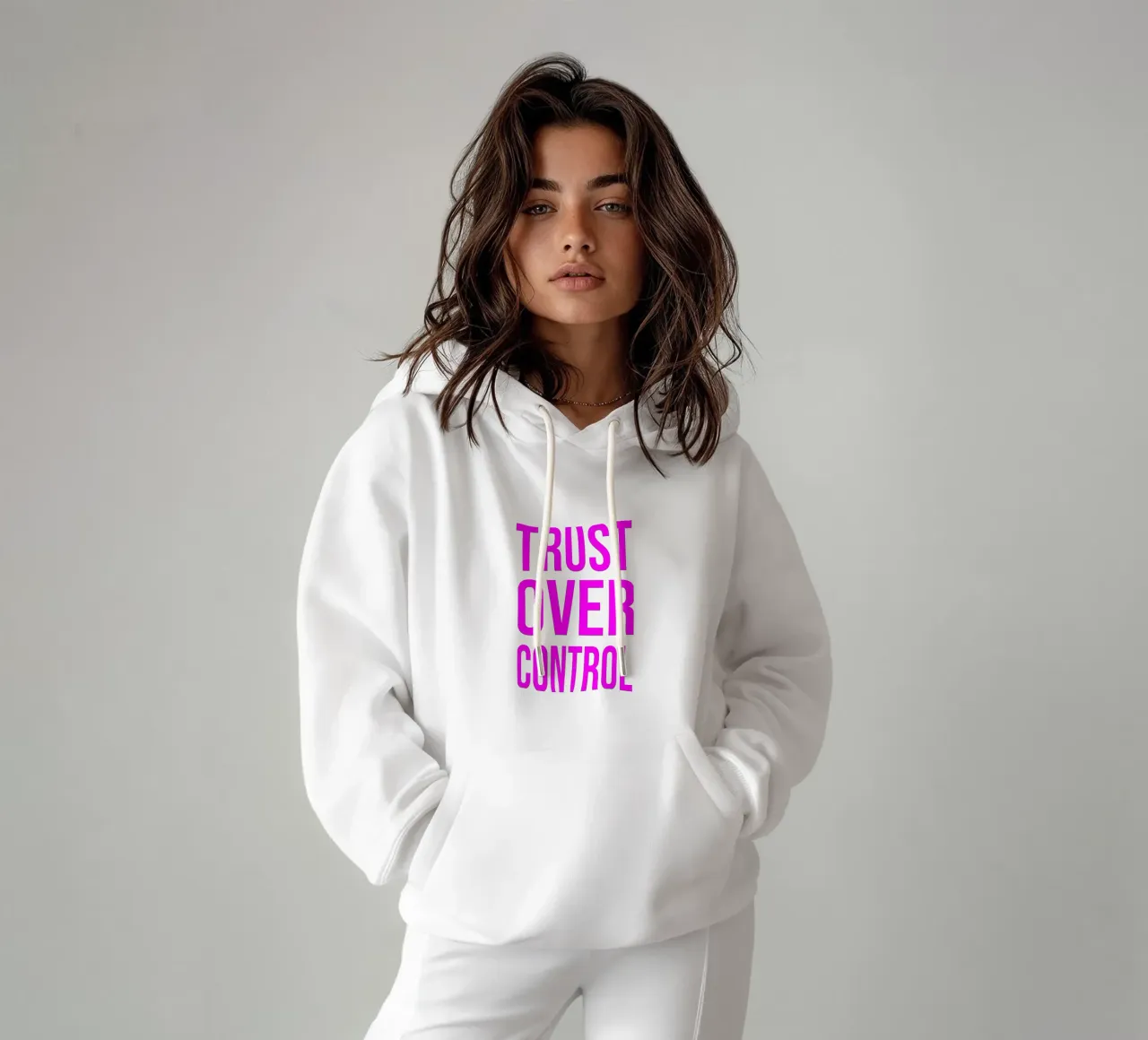 OVER series- bold letters, brave values (5 colors) felpa con cappuccio da FRICKE DESIGN