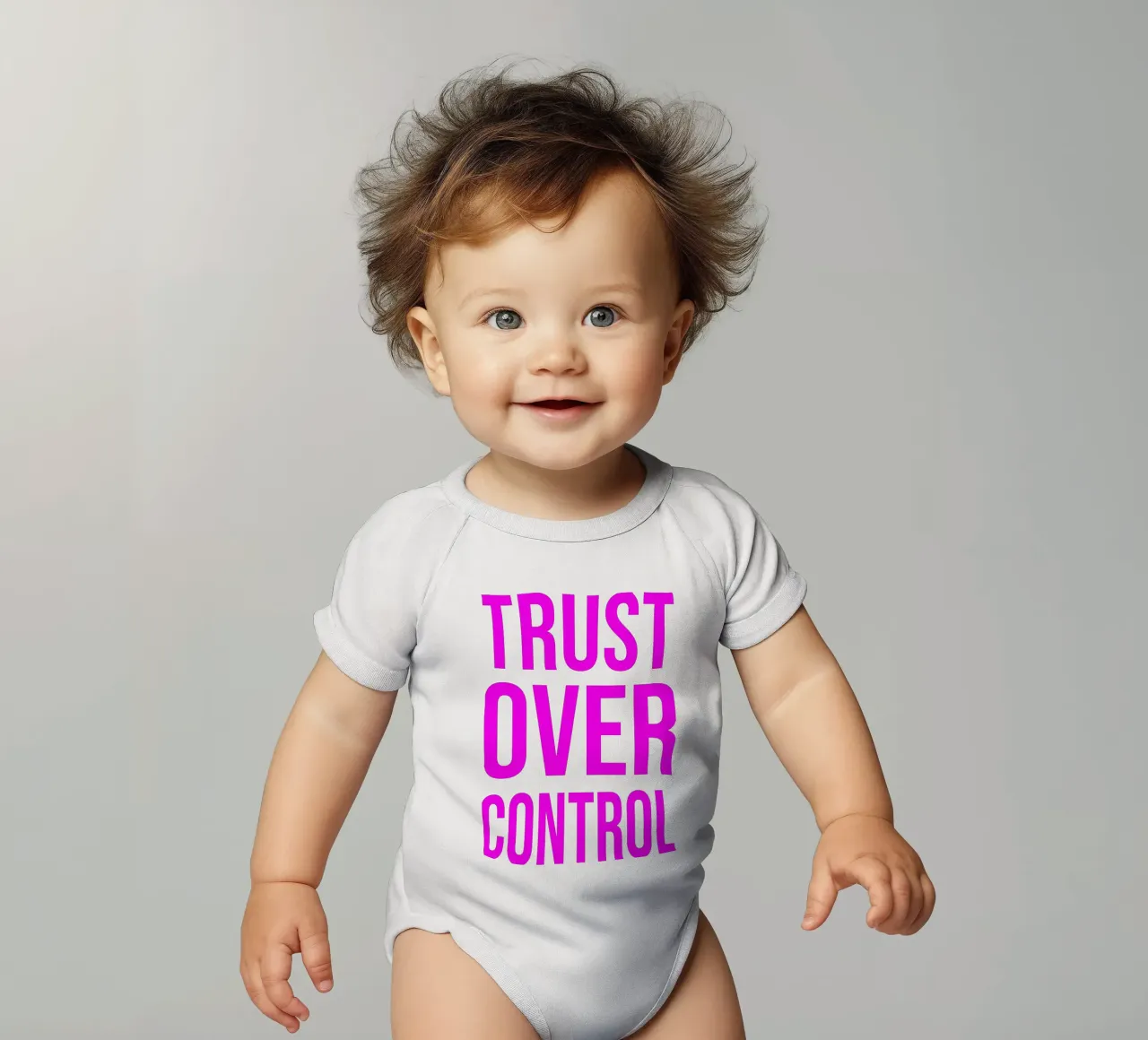 OVER series- bold letters, brave values (5 colors) body neonato maniche corte da FRICKE DESIGN