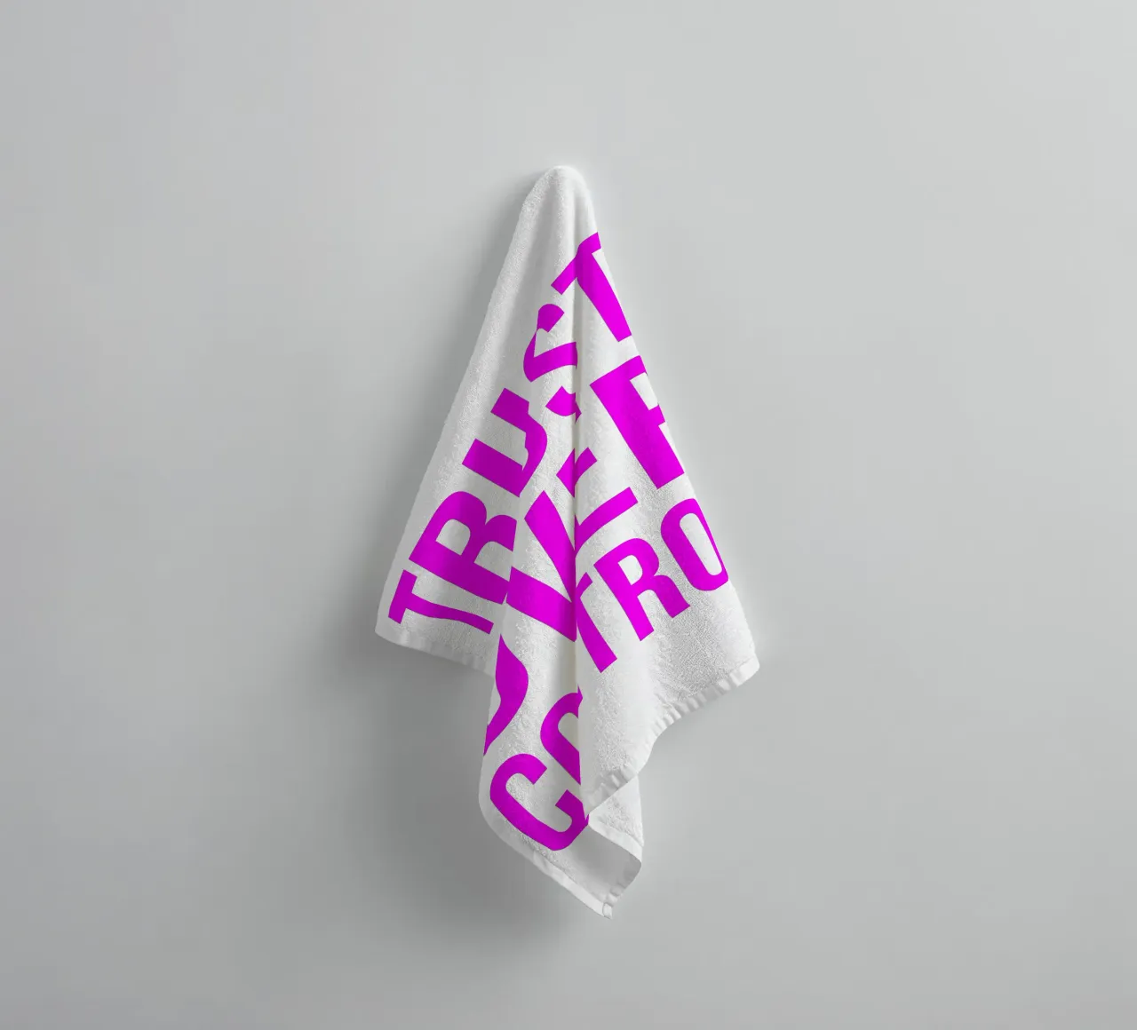 OVER series- bold letters, brave values (5 colors) asciugamano da bagno da FRICKE DESIGN