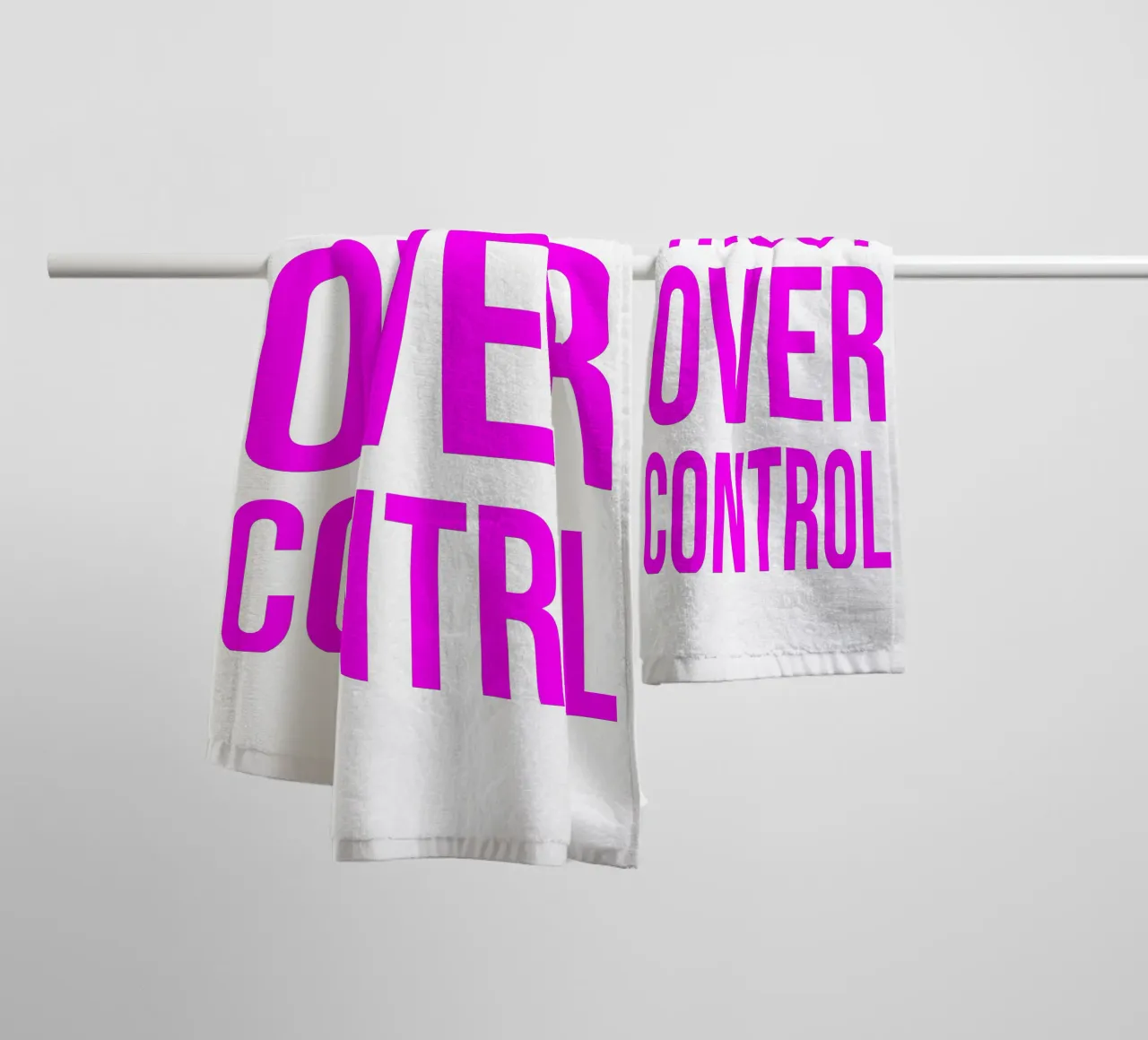 OVER series- bold letters, brave values (5 colors) asciugamano da bagno da FRICKE DESIGN