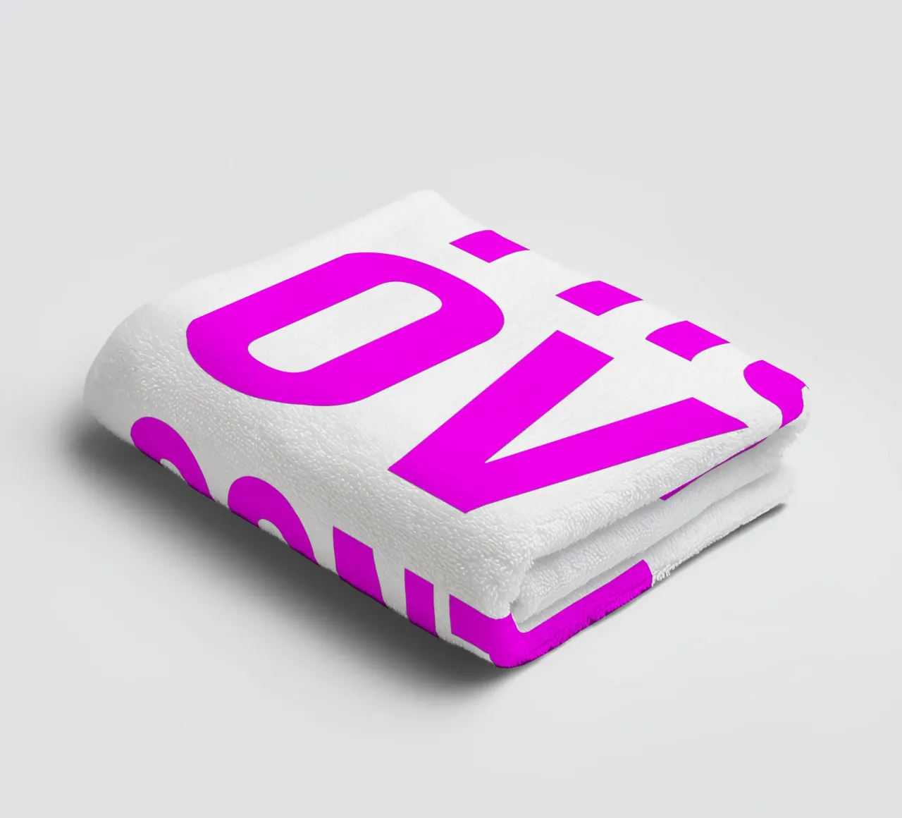 OVER series- bold letters, brave values (5 colors) asciugamano da bagno da FRICKE DESIGN