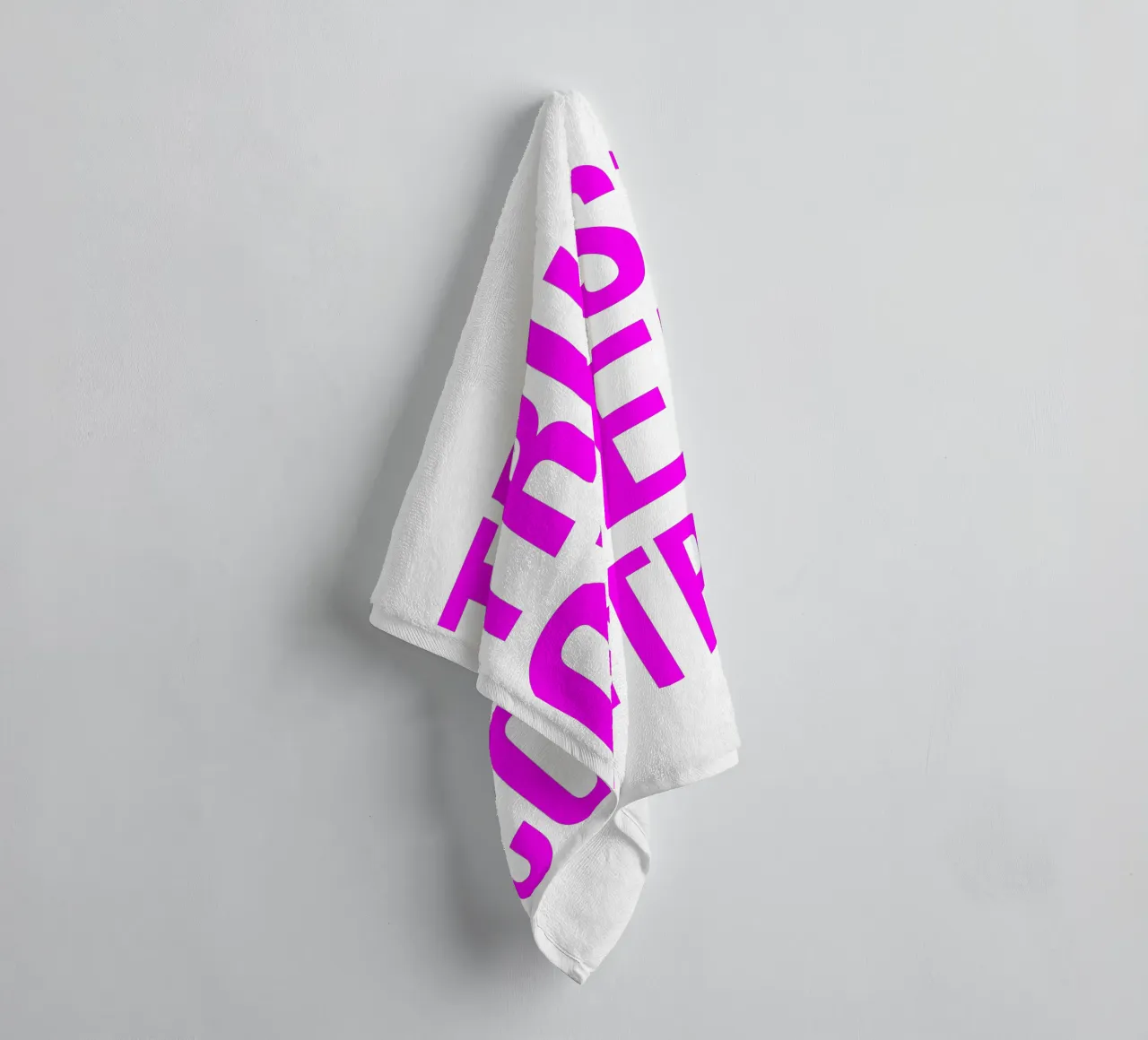 OVER series- bold letters, brave values (5 colors) asciugamano da bagno da FRICKE DESIGN